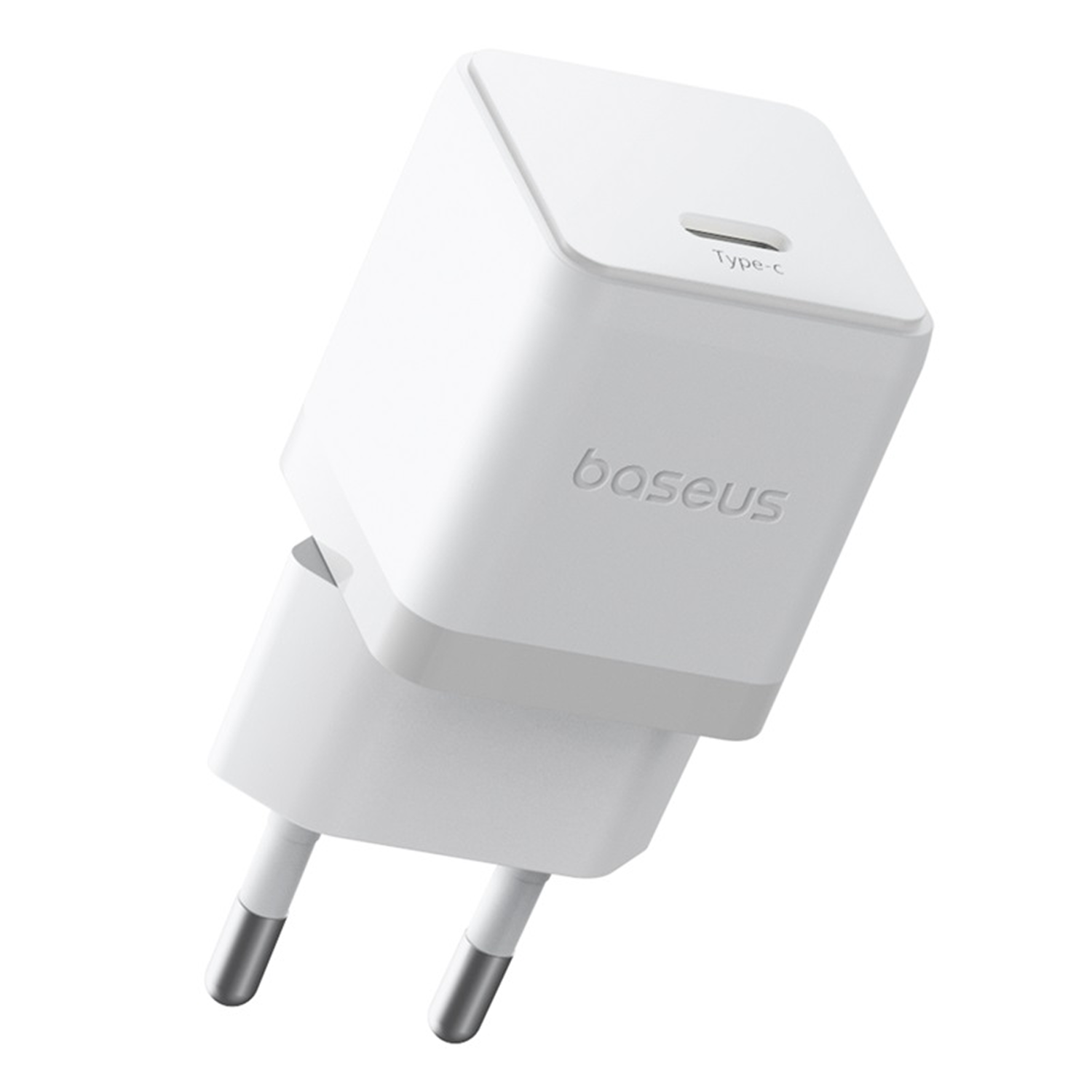 Un cargador Baseus Type-C blanco. Está inclinado, mostrando el enchufe y el puerto Type-C. La marca es visible.