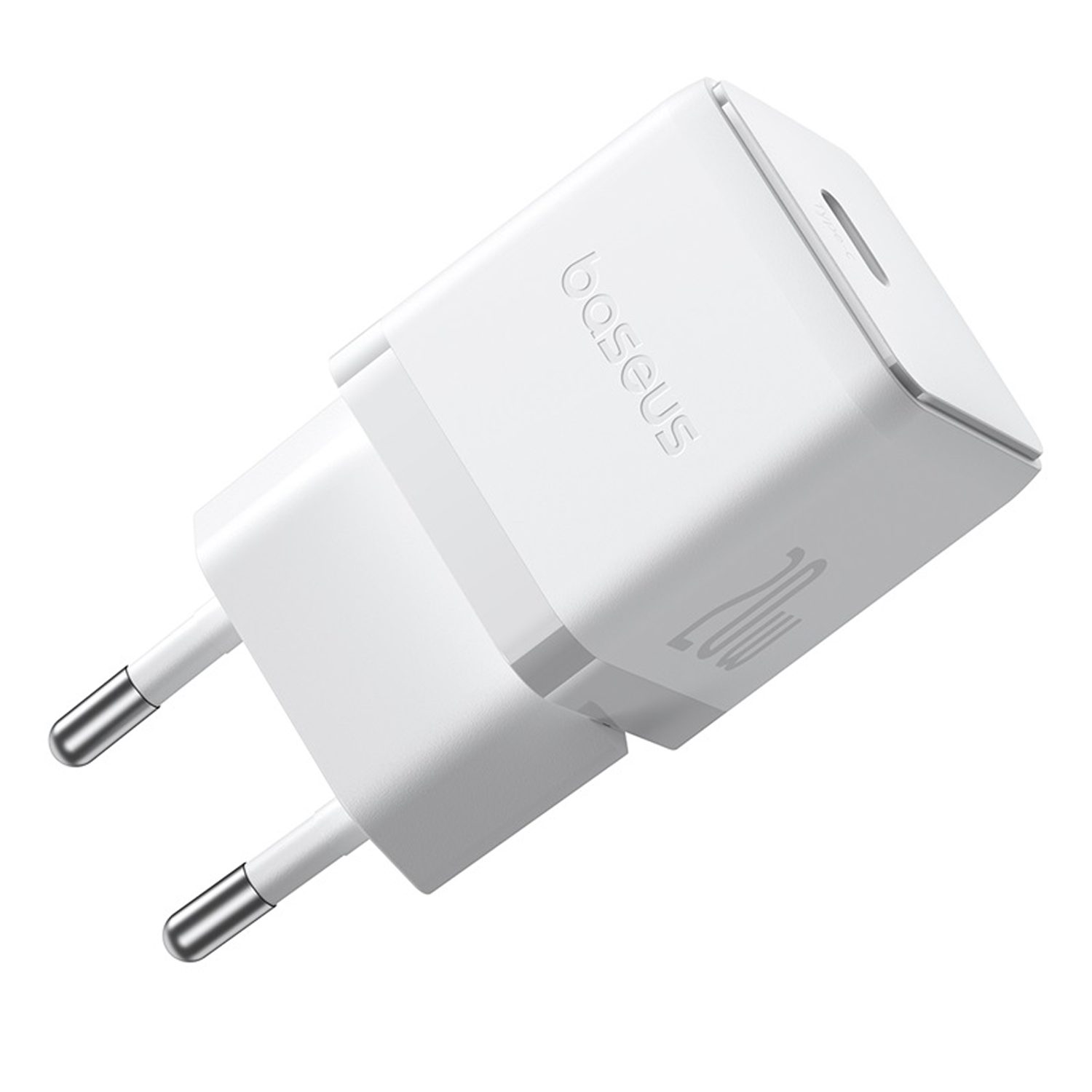 Un cargador blanco Baseus de 20W. Tiene dos clavijas plateadas y un puerto USB-C. El cargador está sobre un fondo blanco, en ángulo hacia el espectador.