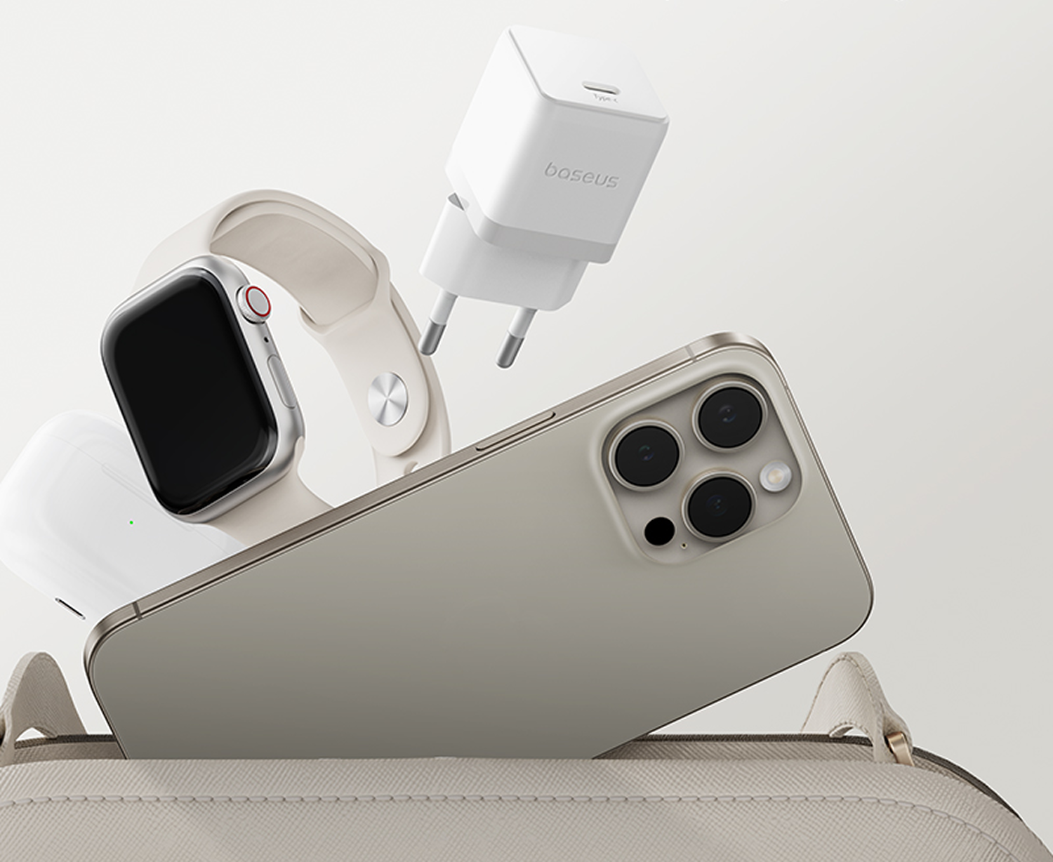 Un teléfono, un reloj inteligente, un cargador y unos auriculares están dispuestos como si cayeran de una bolsa. El teléfono es dorado claro. El fondo es blanco.
