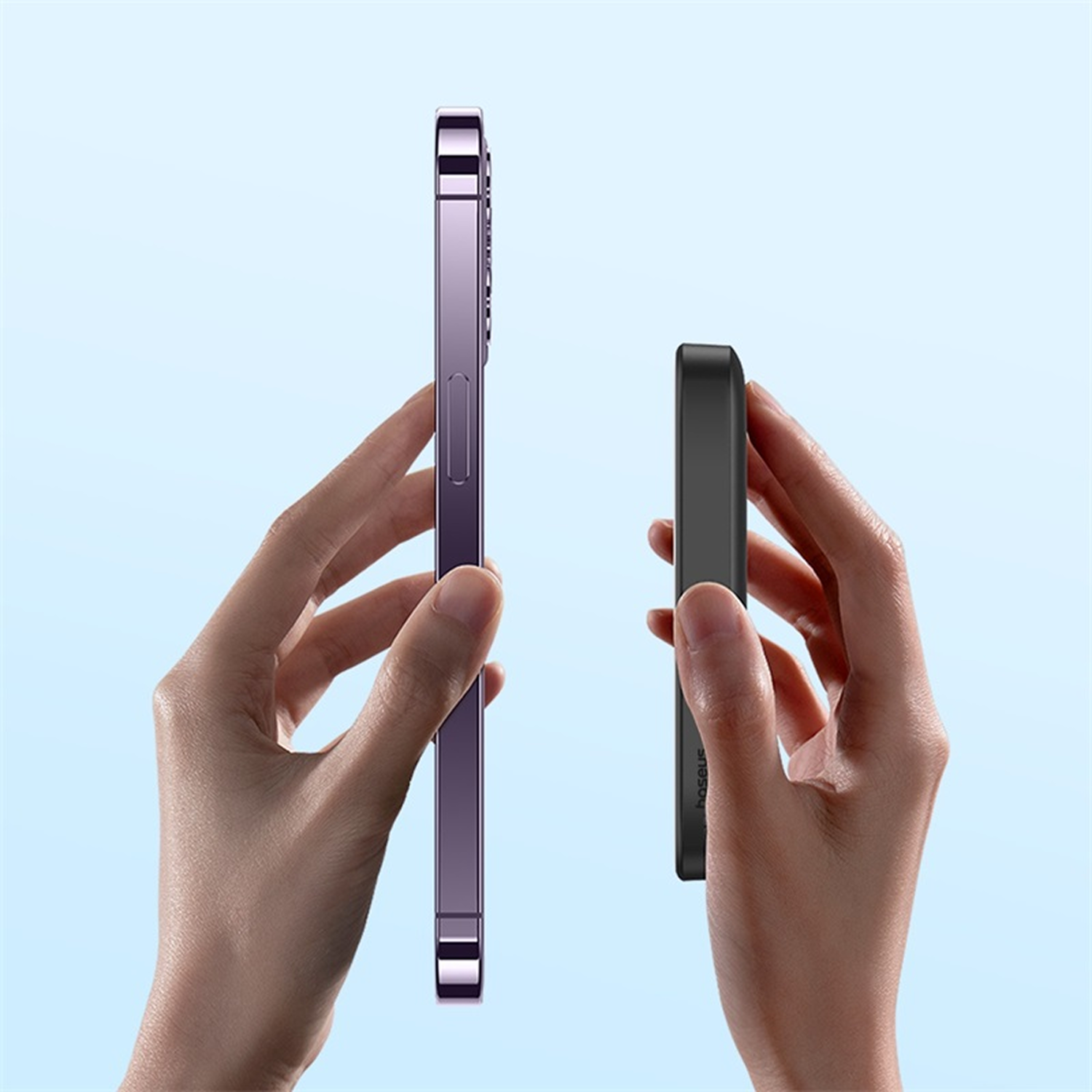 Manos sosteniendo un teléfono morado y un banco de energía rectangular negro contra un fondo degradado azul.