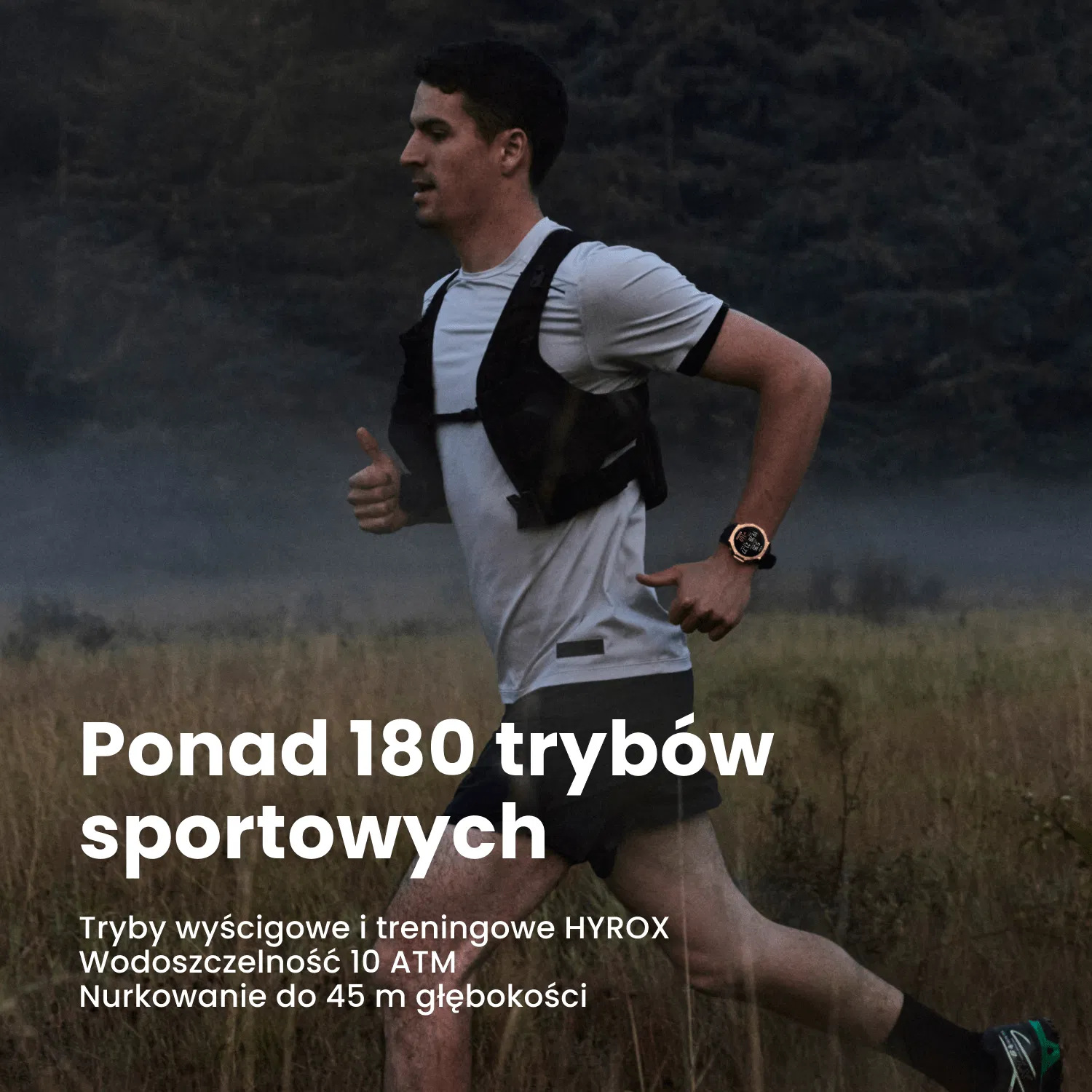 Mężczyzna biegnie w naturze, mając na sobie zegarek. Tekst mówi: 'Ponad 180 trybów sportowych', 'Tryby wyścigowe i treningowe HYROX', 'Wodoszczelność 10 ATM'.