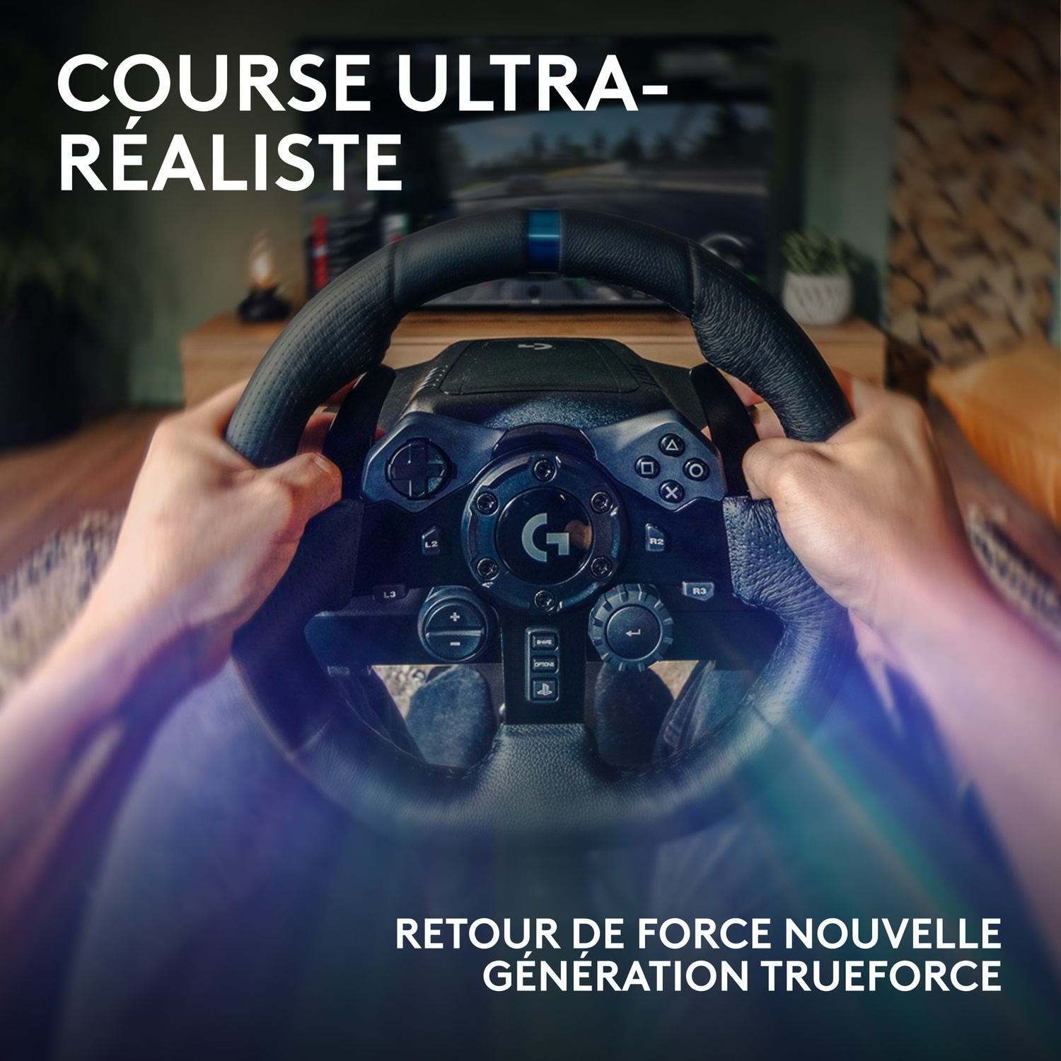 Mains tenant un volant noir avec des touches de bleu. Texte : 'COURSE ULTRA-RÉALISTE' et 'RETOUR DE FORCE NOUVELLE GÉNÉRATION TRUEFORCE'.