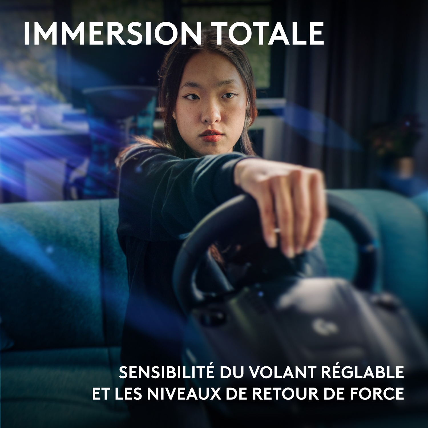 Une jeune femme tient un volant, simulant la conduite. Le texte dit 'Immersion Totale' et 'Sensibilité du volant réglable et les niveaux de retour de force'.