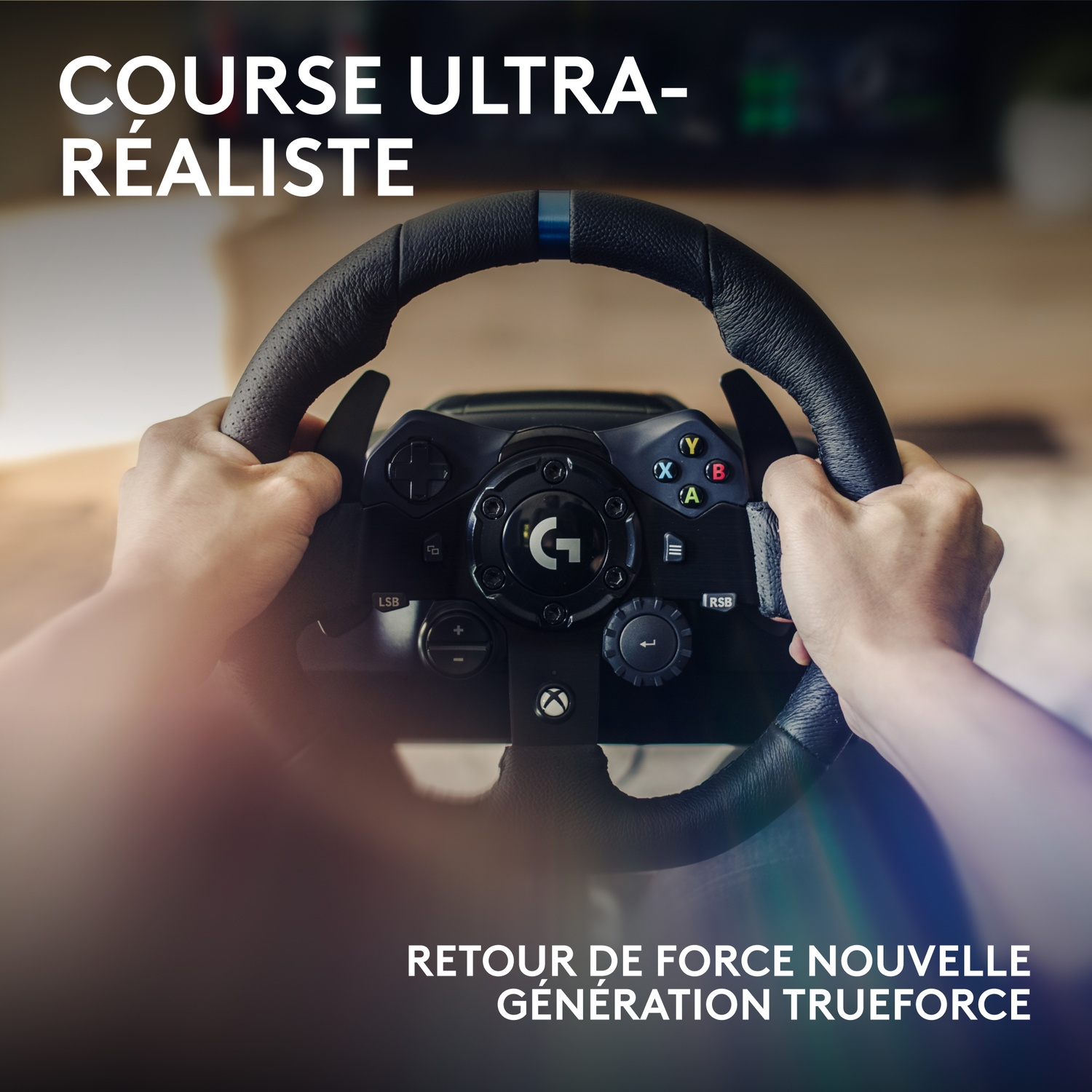 Mains agrippant un volant noir avec boutons. Texte en haut : 'COURSE ULTRA-RÉALISTE'. En bas : 'RETOUR DE FORCE...TRUEFORCE'.