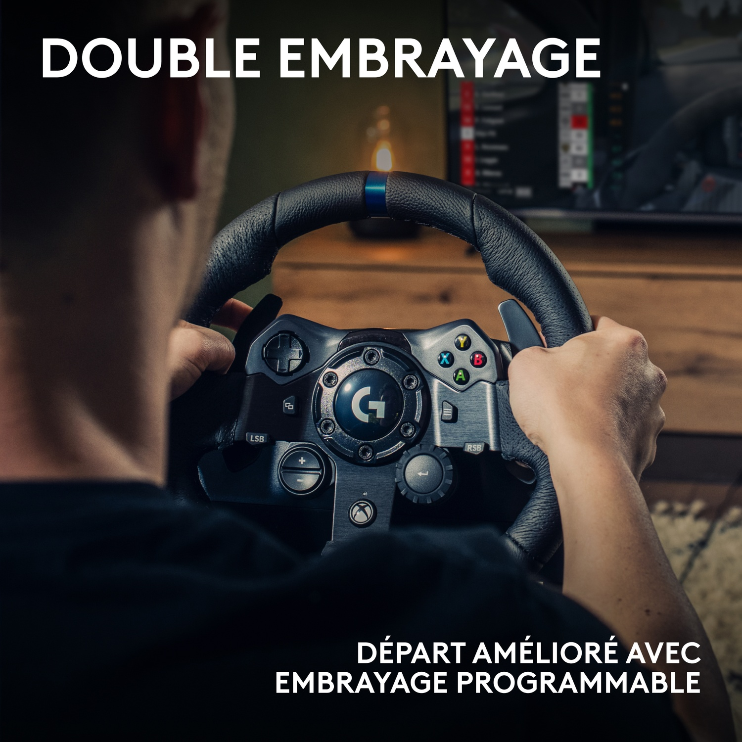 Une personne tient un volant noir avec des boutons. Le texte en haut dit "DOUBLE EMBRAYAGE". Le texte en bas dit "DÉPART AMÉLIORÉ AVEC EMBRAYAGE PROGRAMMABLE".