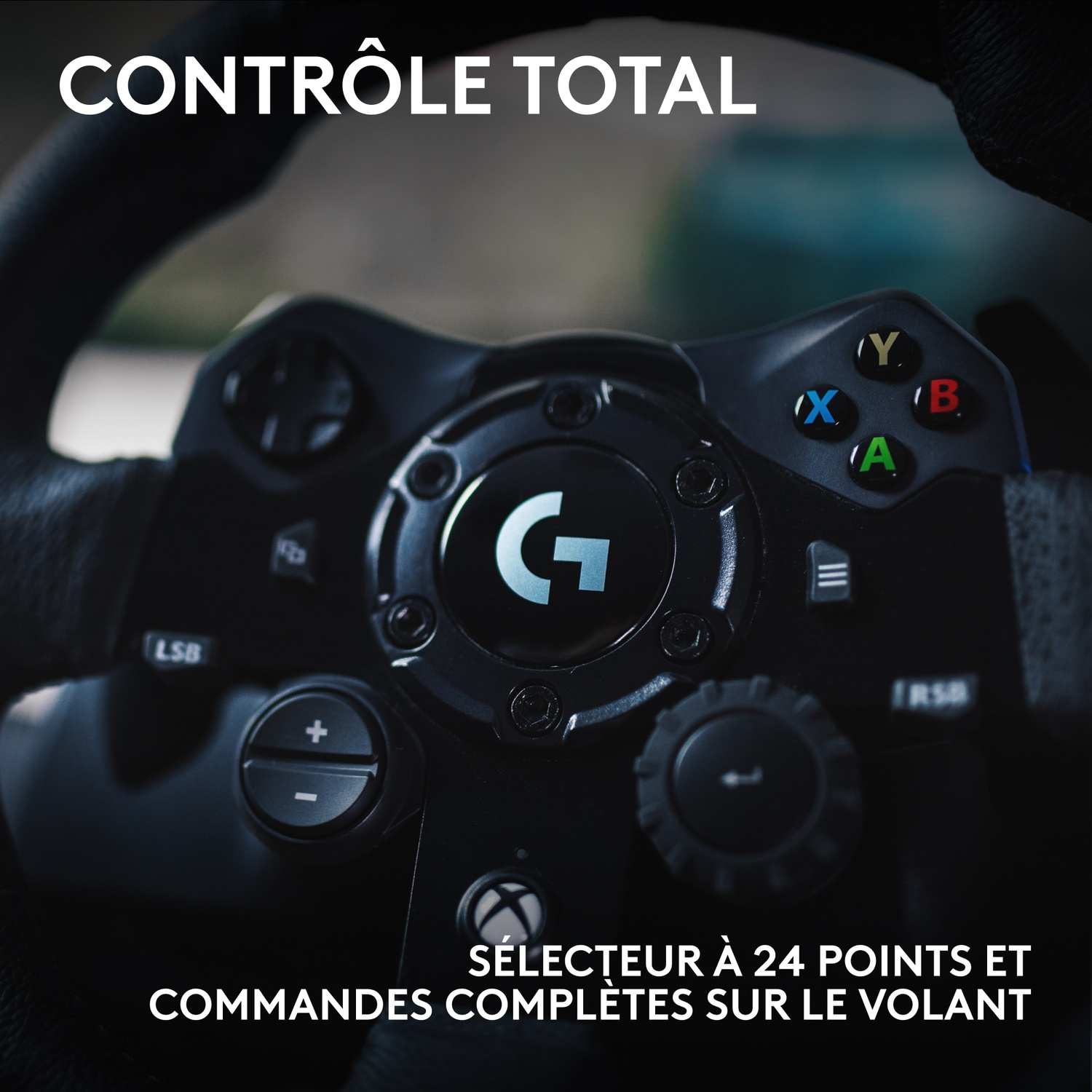 Gros plan sur un volant noir avec boutons et commandes. Le logo central est un 'G' blanc. Les boutons sont étiquetés et colorés.