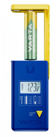 Ein Varta-Batterieladegerät mit eingelegter AA-Batterie. Das Ladegerät ist blau und gelb und zeigt 1,23 V an. Die Batterie ist grün und gold.