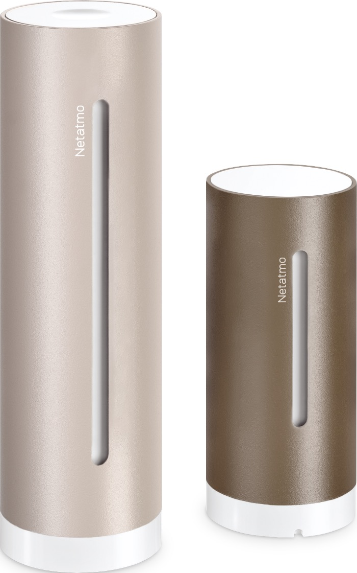 Deux appareils cylindriques Netatmo. Un grand, beige clair. Un plus petit, marron. Les deux ont un dessus et un bas blancs.