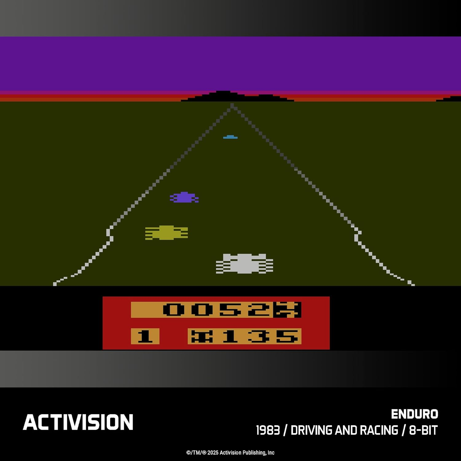 Scène de jeu de course 8 bits. Une route mène vers l'horizon. Plusieurs voitures sont visibles. Score et infos de jeu en bas.