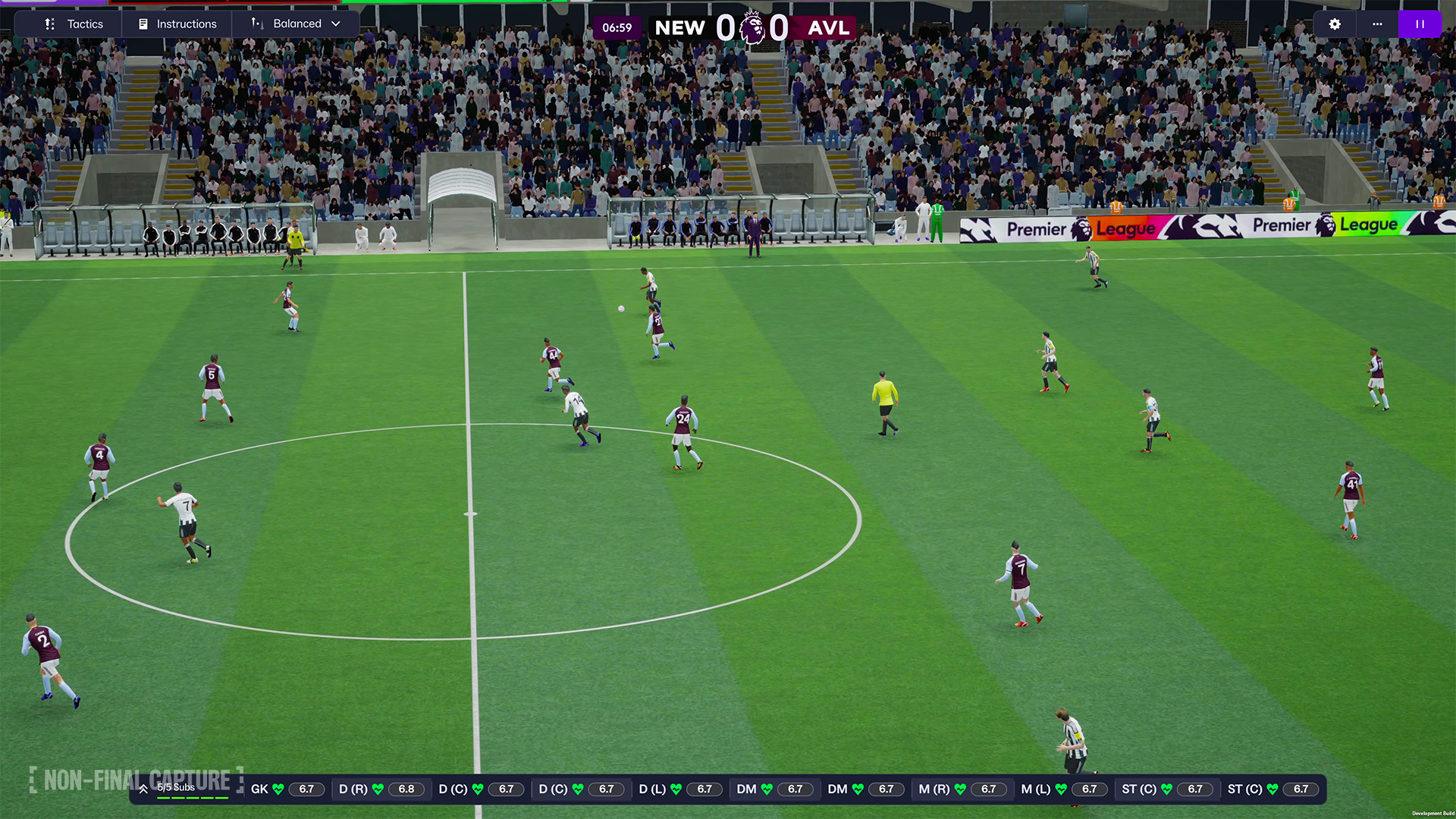 Un match de football en cours. Joueurs en maillots blancs et bordeaux sur un terrain vert. Les spectateurs remplissent le stade.