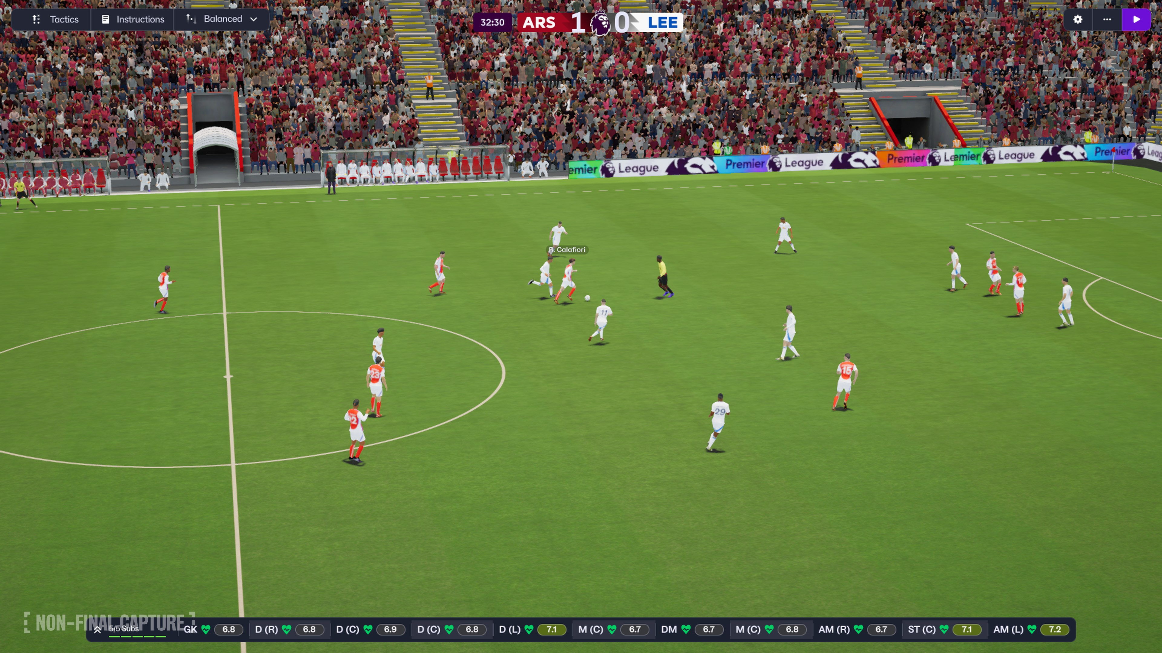 Match de football en cours. Des joueurs en uniformes rouges et blancs sont sur le terrain. Une foule regarde depuis les gradins.