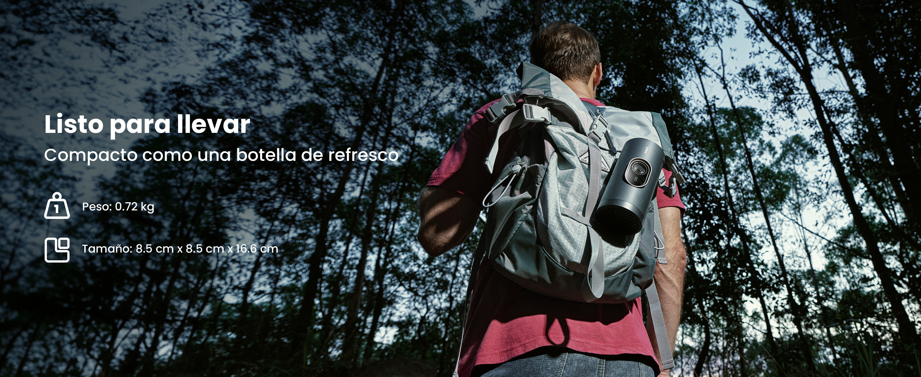 Una persona con mochila camina en un bosque. Un dispositivo cilíndrico está unido a la mochila. Texto: Listo para llevar.