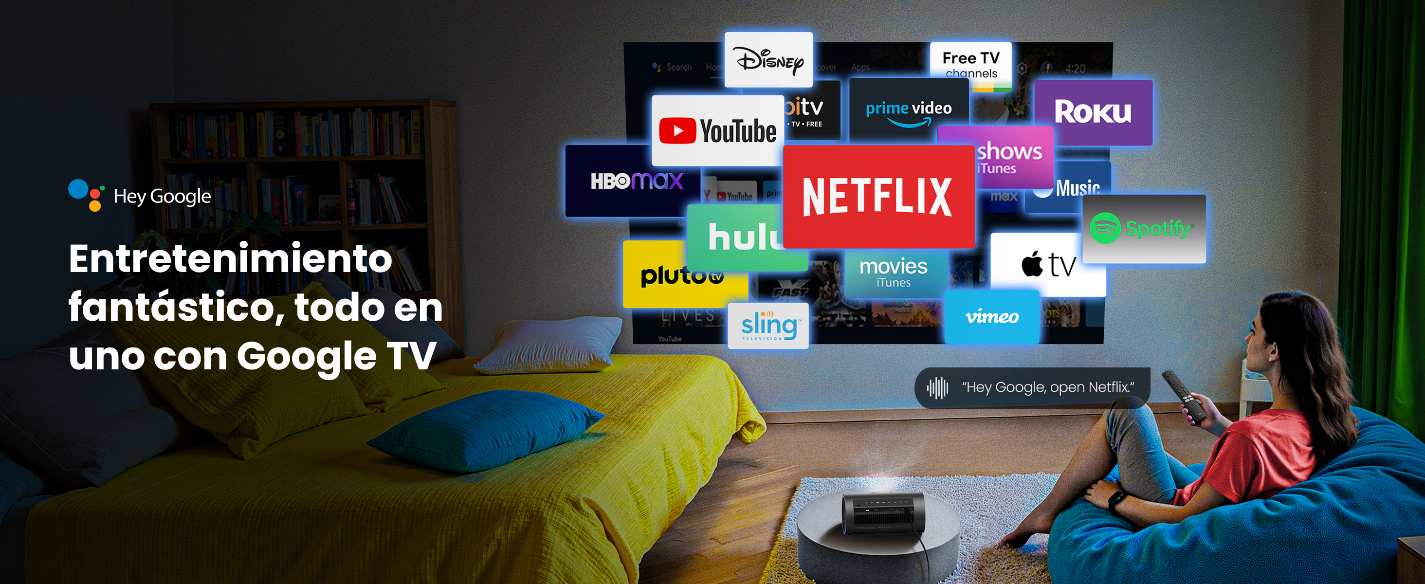 Una mujer usa Google TV. La pantalla muestra logos de aplicaciones como Netflix y YouTube. Un proyector está sobre una mesa. Una cama está al frente.