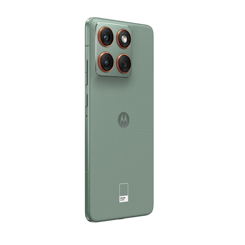 Zielony smartfon z czterema obiektywami. Telefon ma logo Motorola i etykietę koloru Pantone z tyłu.