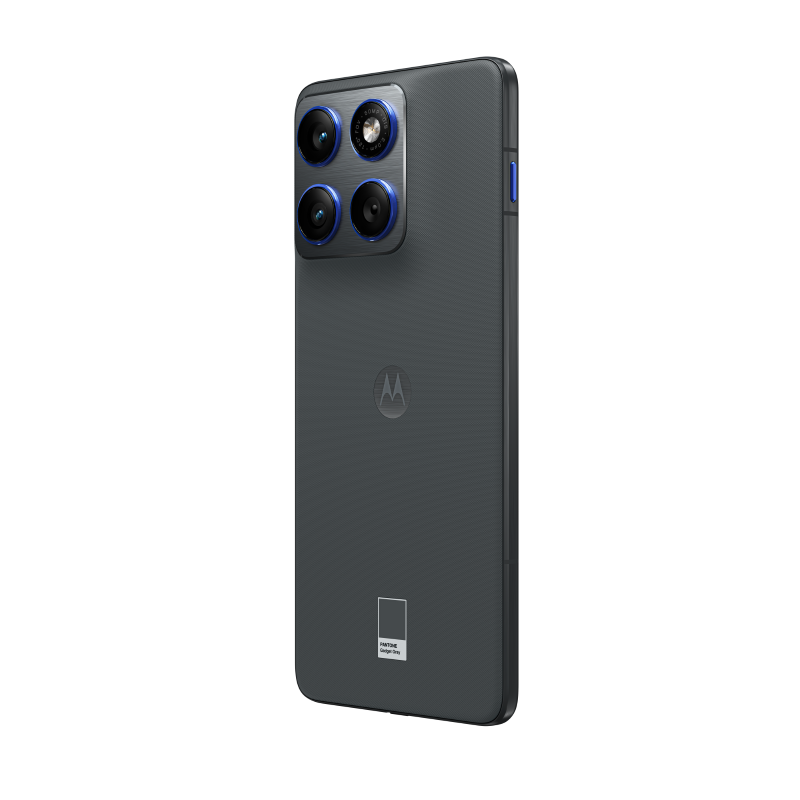 Szary telefon Motorola z czterema aparatami. Telefon ma niebieskie akcenty. Tło jest czarne.