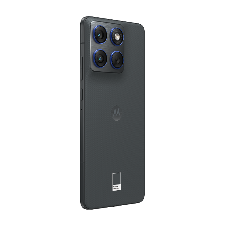 Szary smartfon Motorola z wieloma tylnymi aparatami na czarnym tle. Telefon ma etykietę Pantone Gadget Grey.