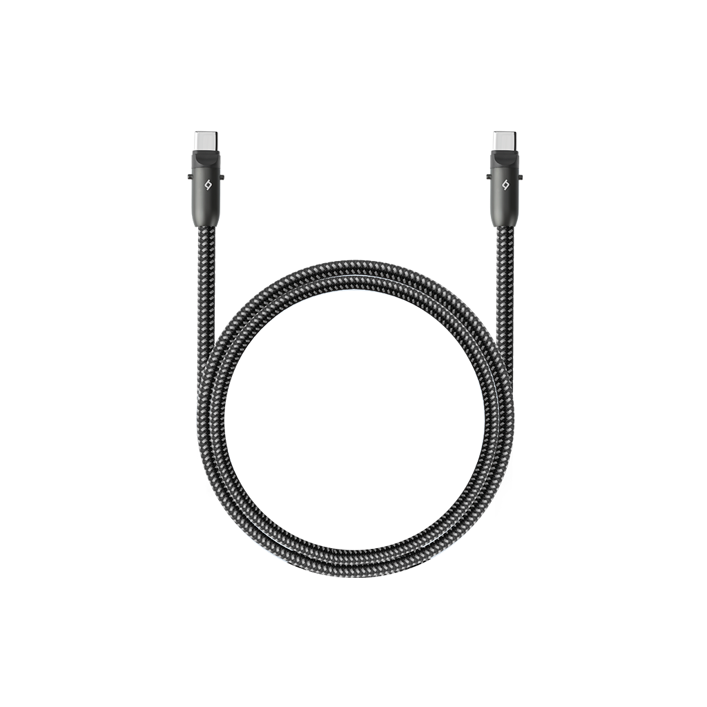 Siyah ve gri örgülü USB-C kablosu, bir döngü şeklinde sarılmış, her iki ucunda konnektörler var. Beyaz zemin.