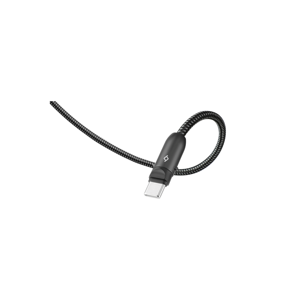 Siyah bir USB-C şarj kablosu, kıvrımlı bir bölümle. Kablo metalik, örgülü bir tasarıma sahip. Arka plan beyazdır.