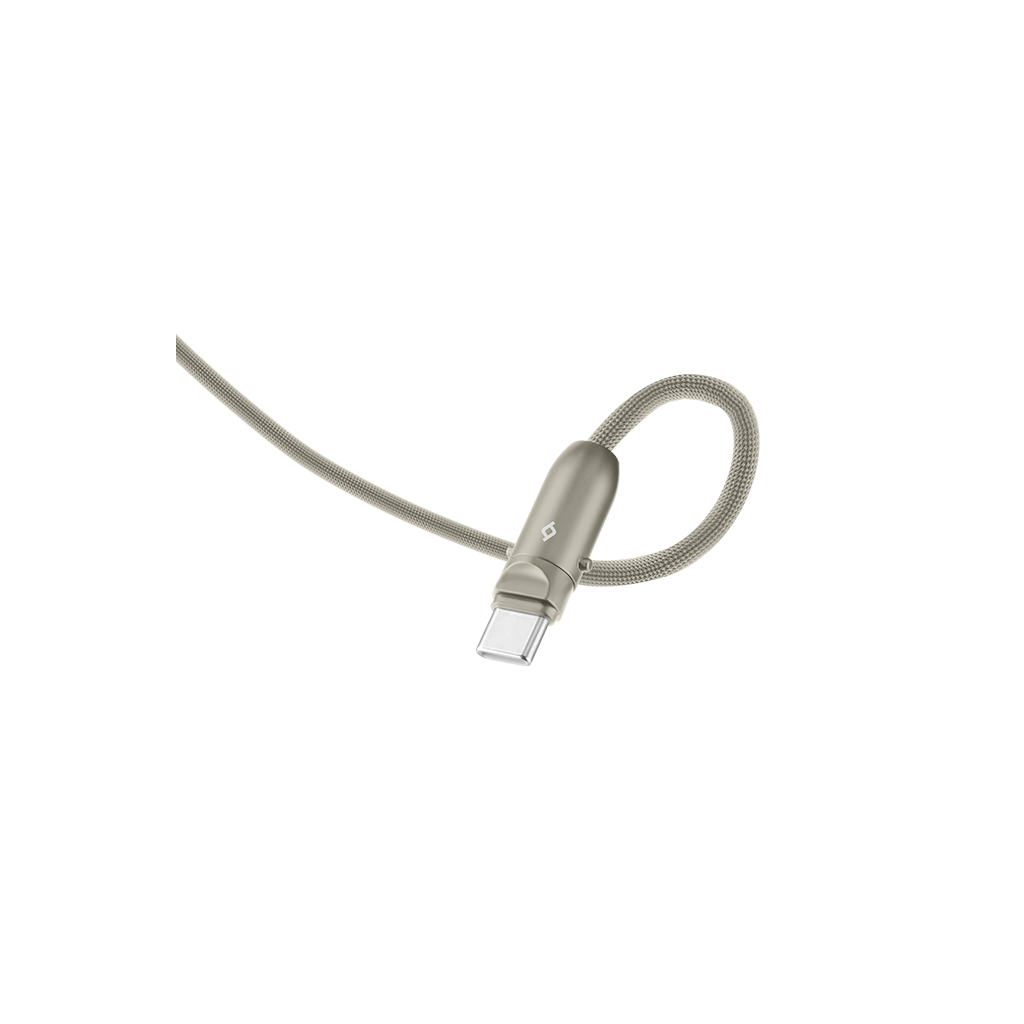 Örgülü kabloya ve gümüş konektöre sahip metalik bir USB-C kablosu. Kablo beyaz bir zemin üzerinde, sola doğru eğik.