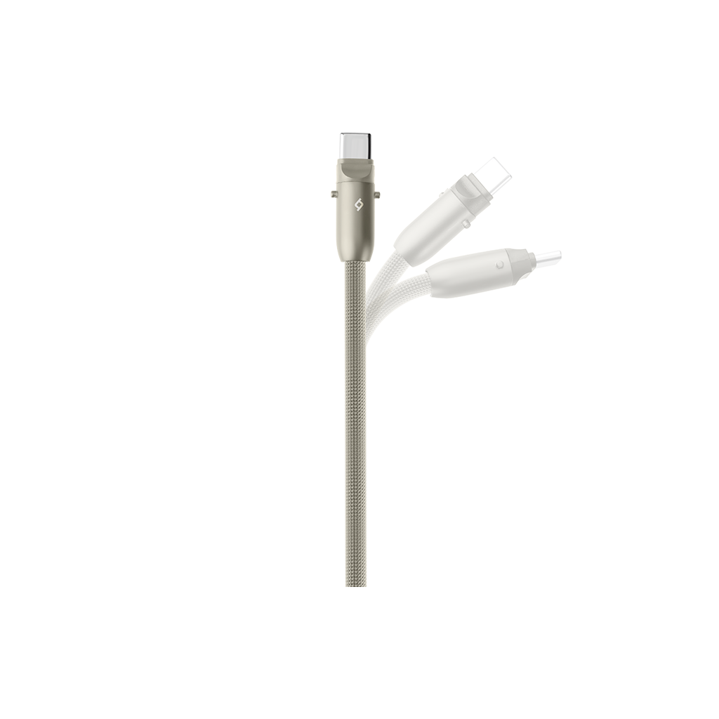 Üç farklı konektör tipine sahip örgülü, gümüş renkli bir şarj kablosu. Konektörler arasında USB-C ve diğer bağlantı noktaları bulunur.