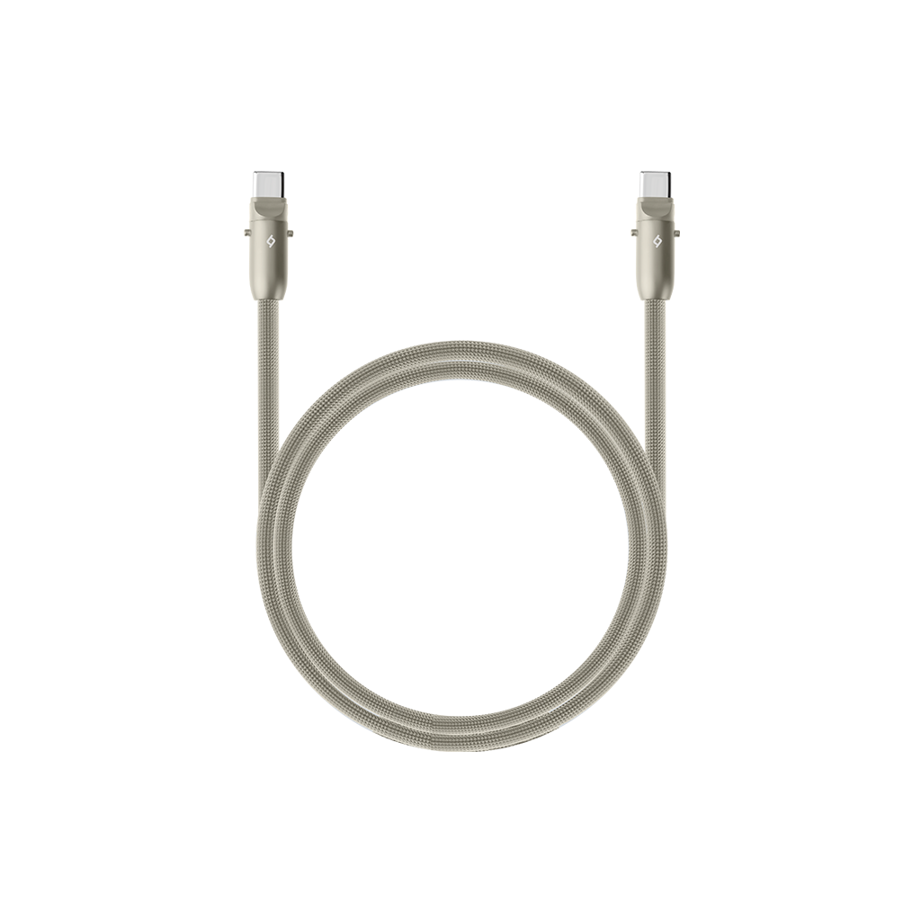 Bej renkli bir USB-C kablosu, daire şeklinde sarılmış. Her iki uçta iki konektör. Arka plan beyaz.