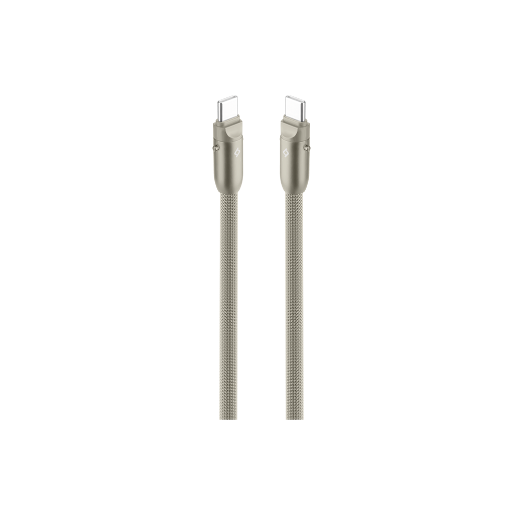 İki bağlı USB-C kablosu, şeffaf uçlu gümüş konektörler, metalik gri örgülü kablolar, beyaz bir arka plan üzerinde.