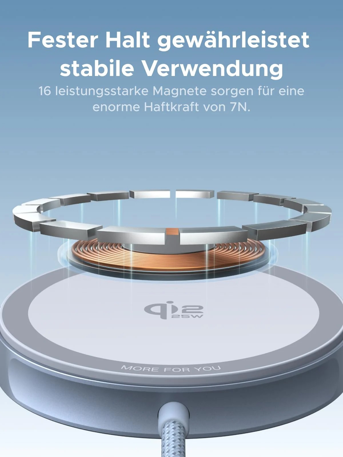 Kabelloses Ladegerät mit silbernem Magnetring, Kupferspulen und weißer Basis mit Logo, Kabel im Vordergrund.