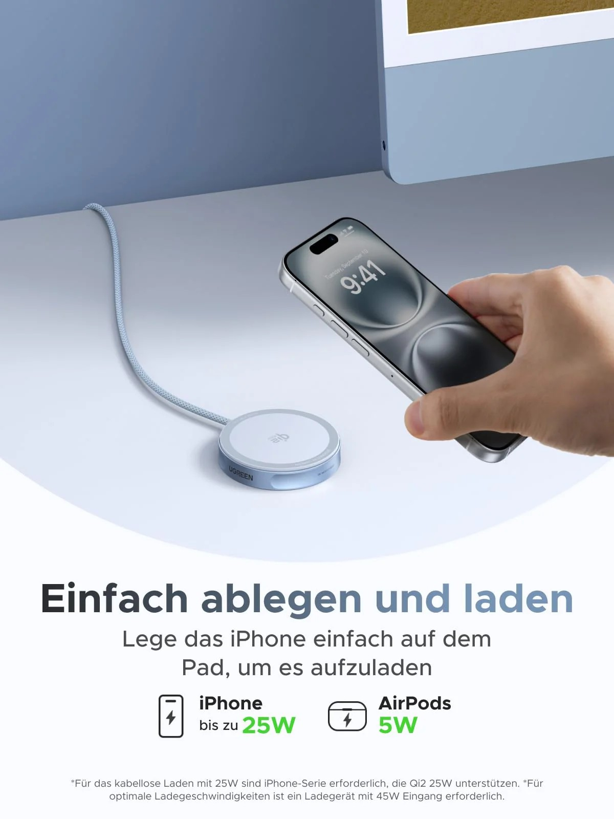 Hand hält iPhone über einem Ladepad. Pad und Telefon sind durch ein hellblaues Kabel verbunden.