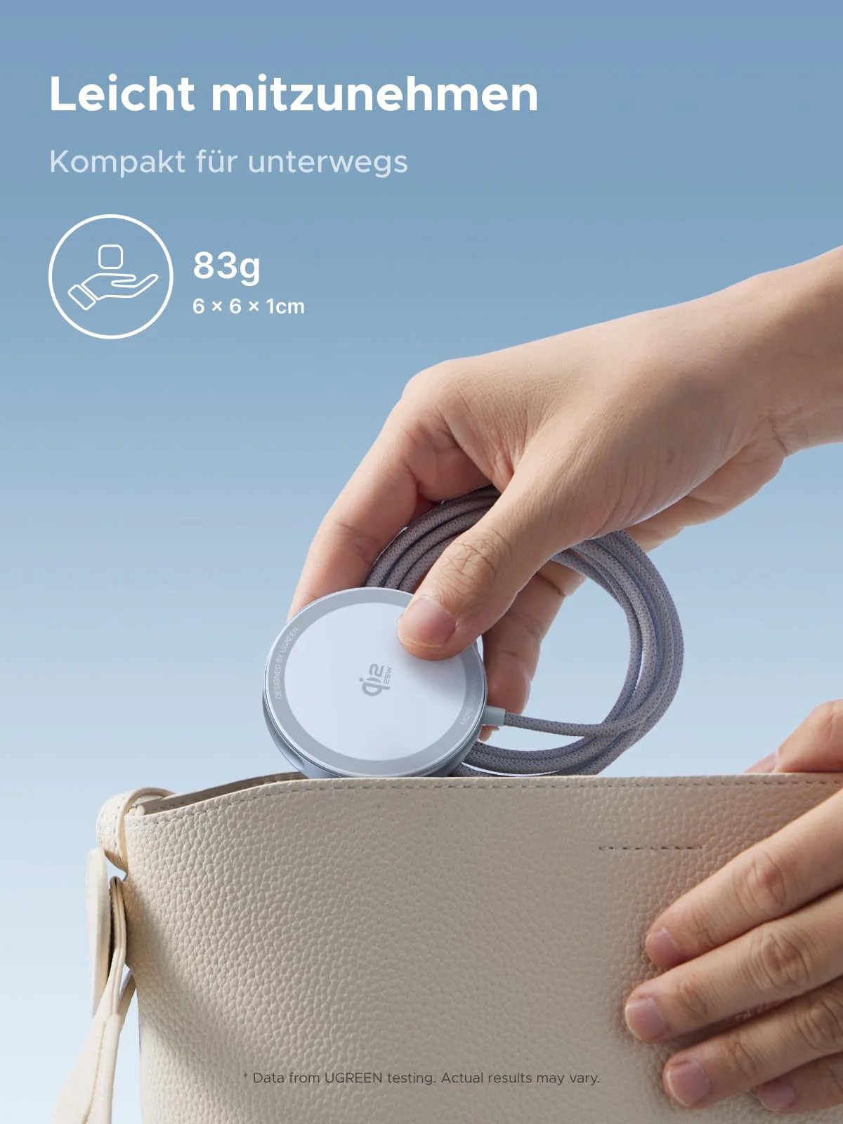 Eine Hand hält ein weiß-silbernes kabelloses Ladegerät mit grauem Kabel, in der Nähe einer cremefarbenen Handtasche. Text: 'Leicht mitzunehmen'.