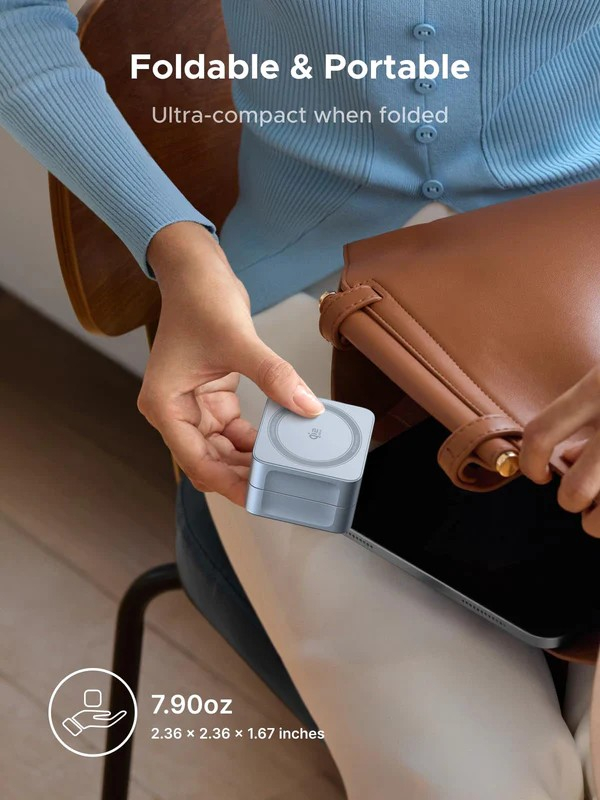 Eine Person hält ein kleines, hellblaues, faltbares Gerät. Die Person sitzt, mit einer Handtasche und einem Tablet in der Nähe. Text: 'Faltbar & tragbar'.