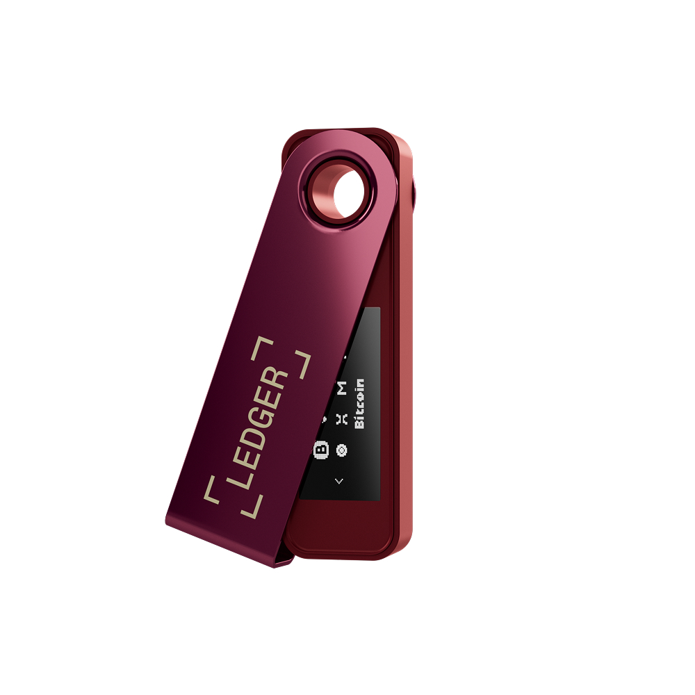 Bordo renkli bir Ledger donanım cüzdanı görüntüleniyor. Ekran Bitcoin'i gösteriyor. Üst kısımda bir kordon için bir delik var ve Ledger logosu görülebilir.