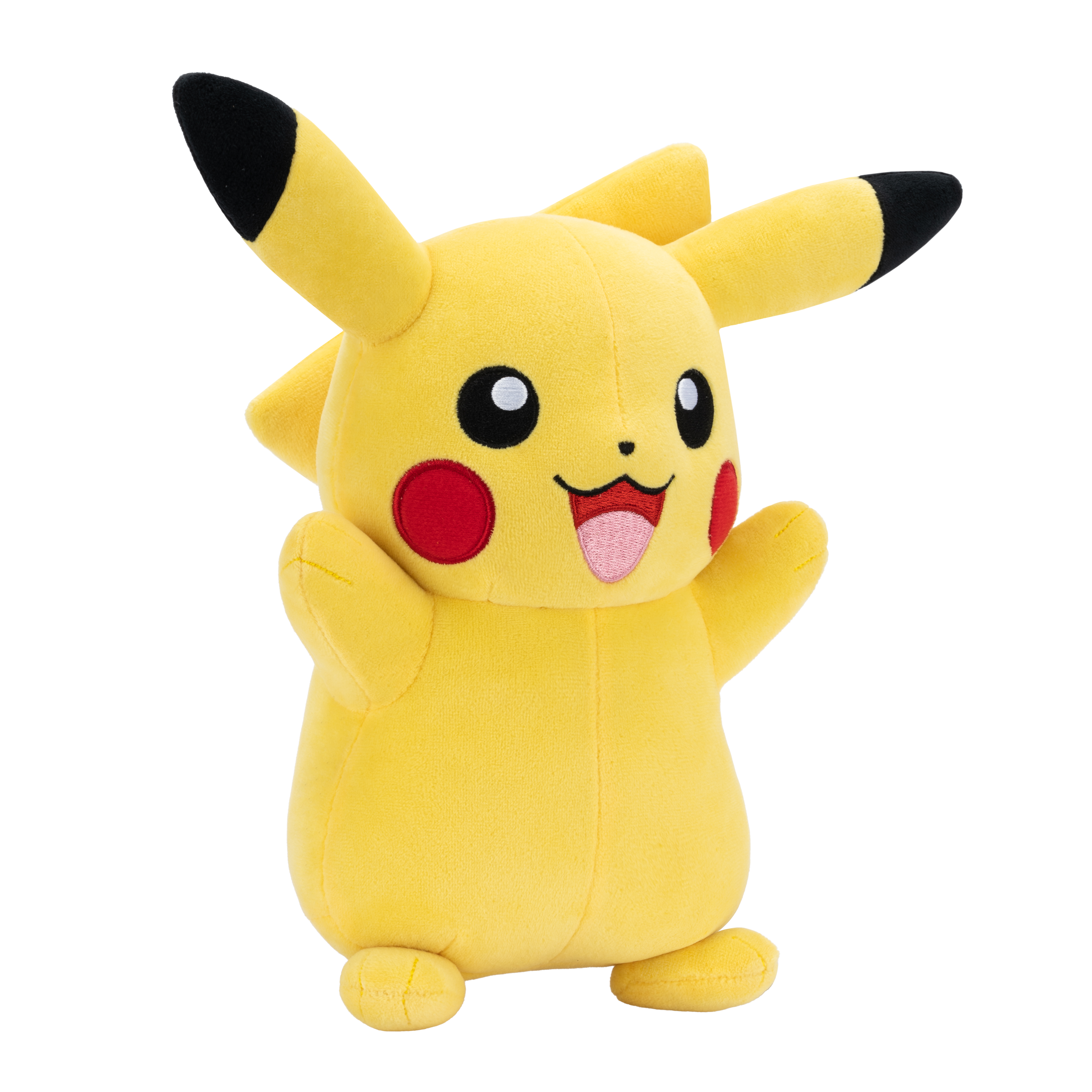 Ein Pikachu-Plüschtier, gelb mit schwarzen Ohrspitzen und roten Wangen, lächelt mit herausgestreckter Zunge. Es steht vor weißem Hintergrund.