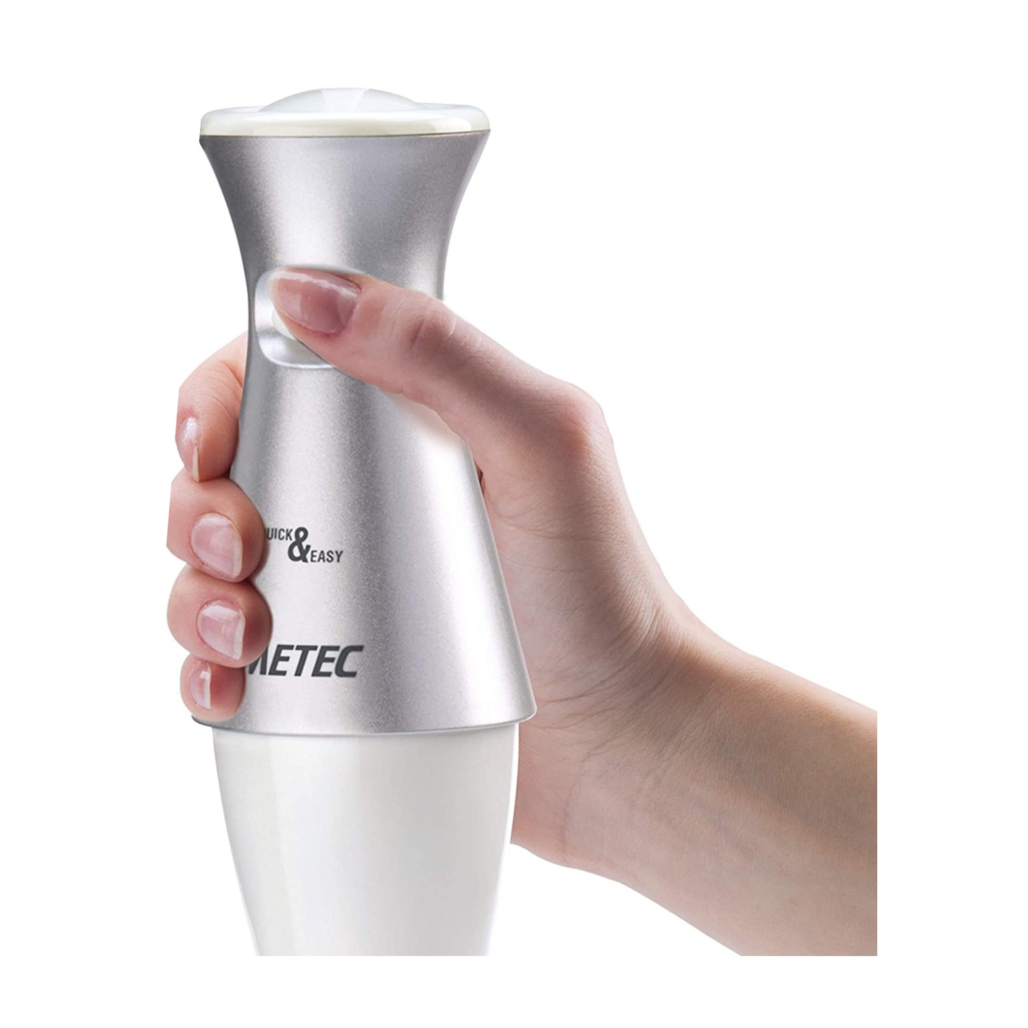 Una mano tiene un frullatore a immersione METEC argento e bianco. La mano preme un pulsante. Il frullatore è su sfondo bianco.