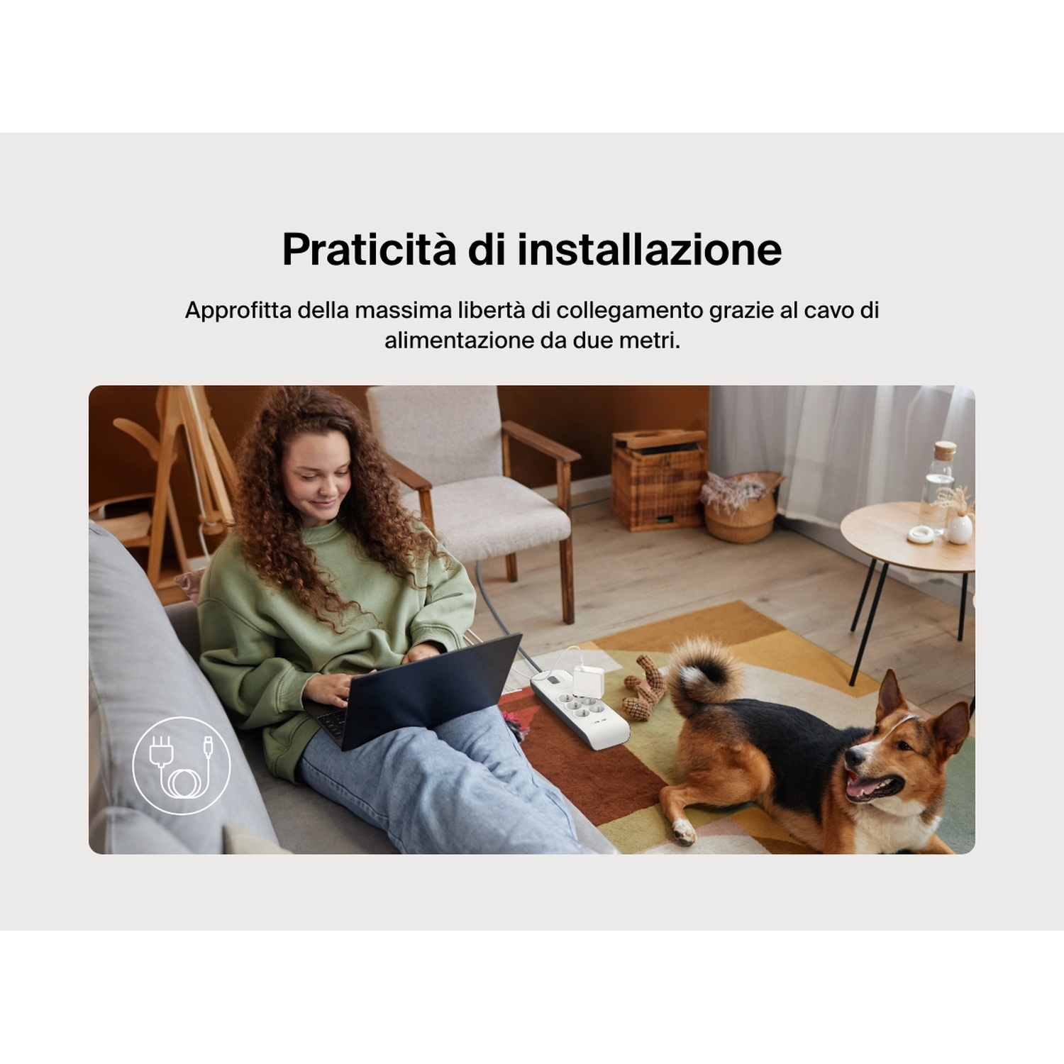 Donna sul divano con laptop, cane e prolunga. Testo: Installazione facile. Cavo da 2 metri.