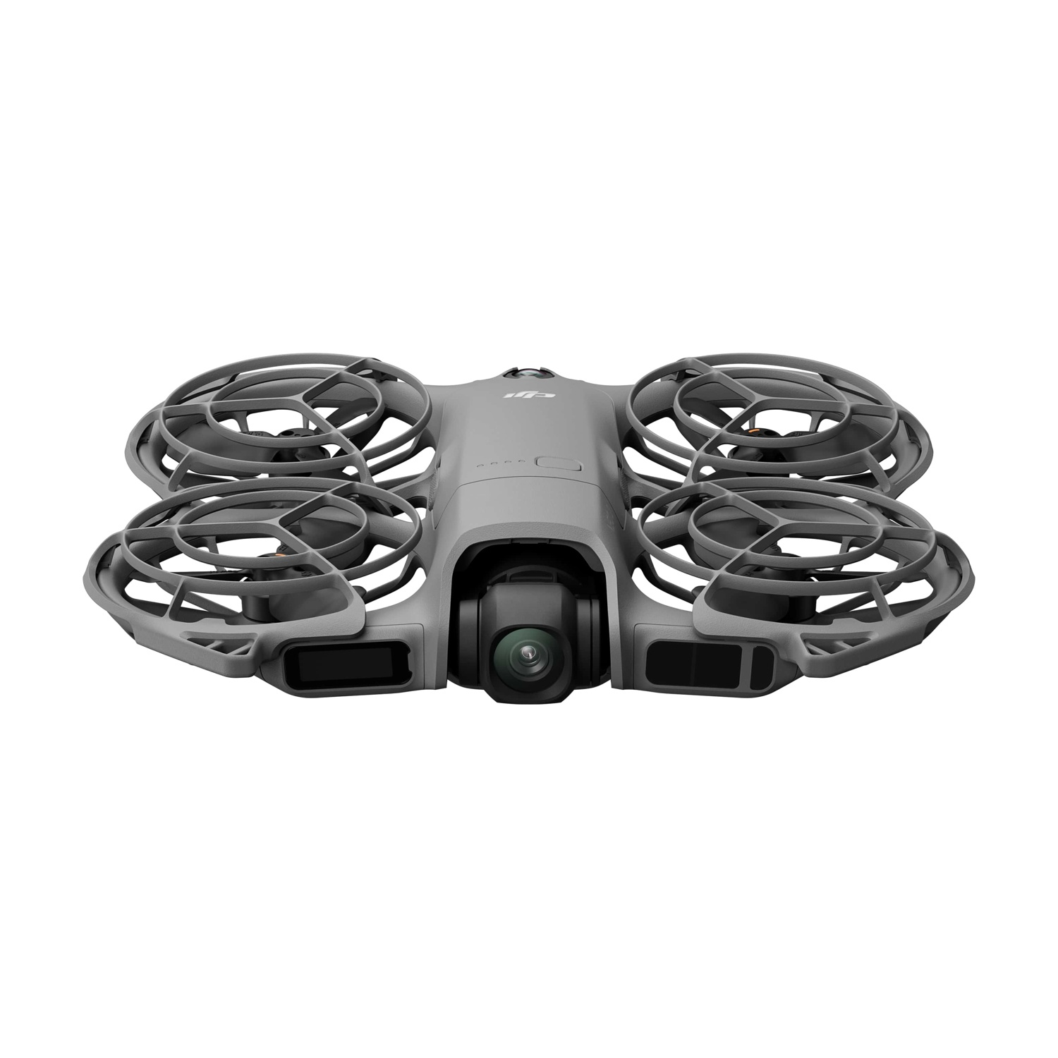 Un drone grigio con quattro eliche, una fotocamera e gabbie protettive attorno alle eliche è isolato su sfondo bianco.