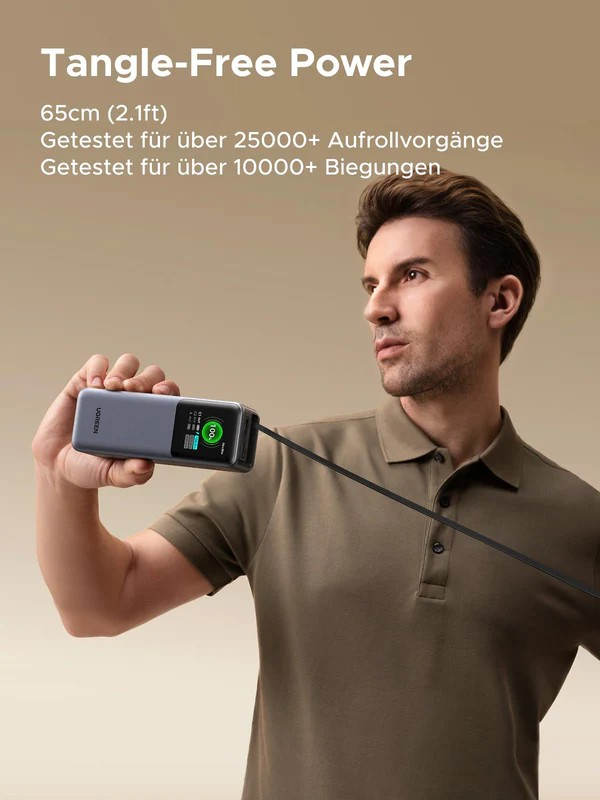 Ein Mann hält eine Powerbank mit einem schwarzen Kabel. Text: 'Tangle-Free Power'.