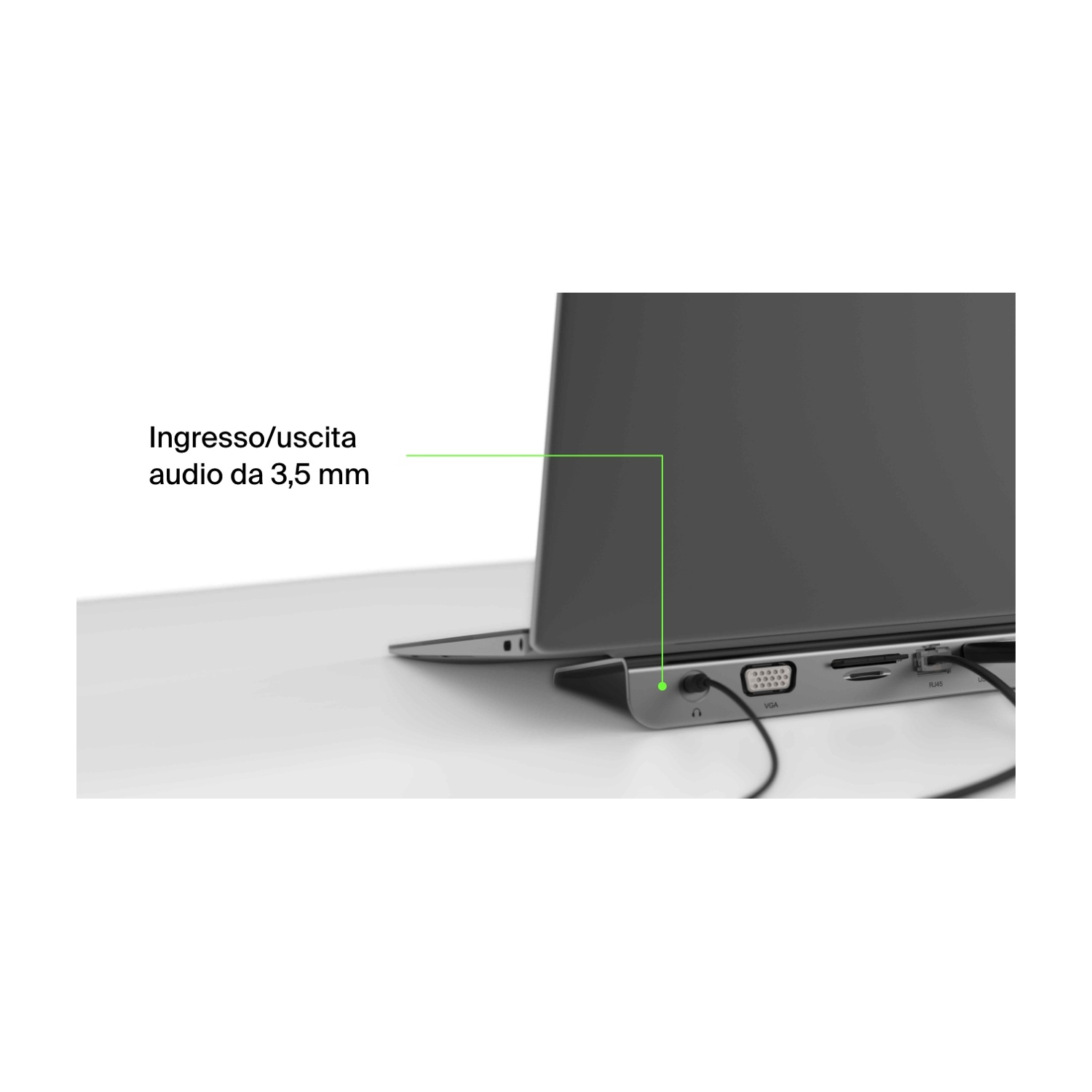 Un laptop è su una superficie bianca. Le porte del laptop, tra cui audio, VGA e USB, sono visibili. I cavi sono collegati.