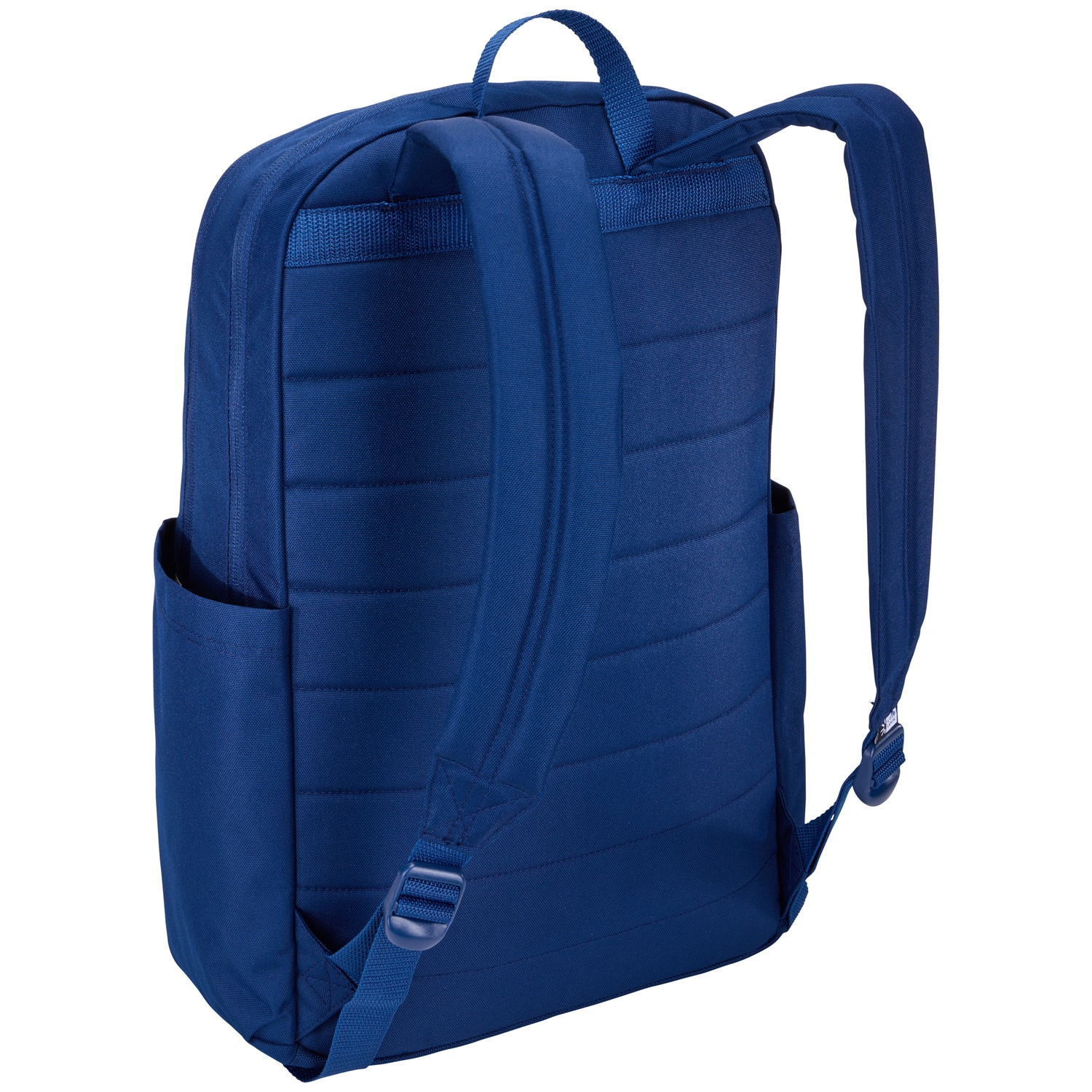 Un sac à dos bleu marine avec des bretelles rembourrées. Il a un compartiment principal, une poche latérale et une poignée supérieure. Isolé sur fond blanc.