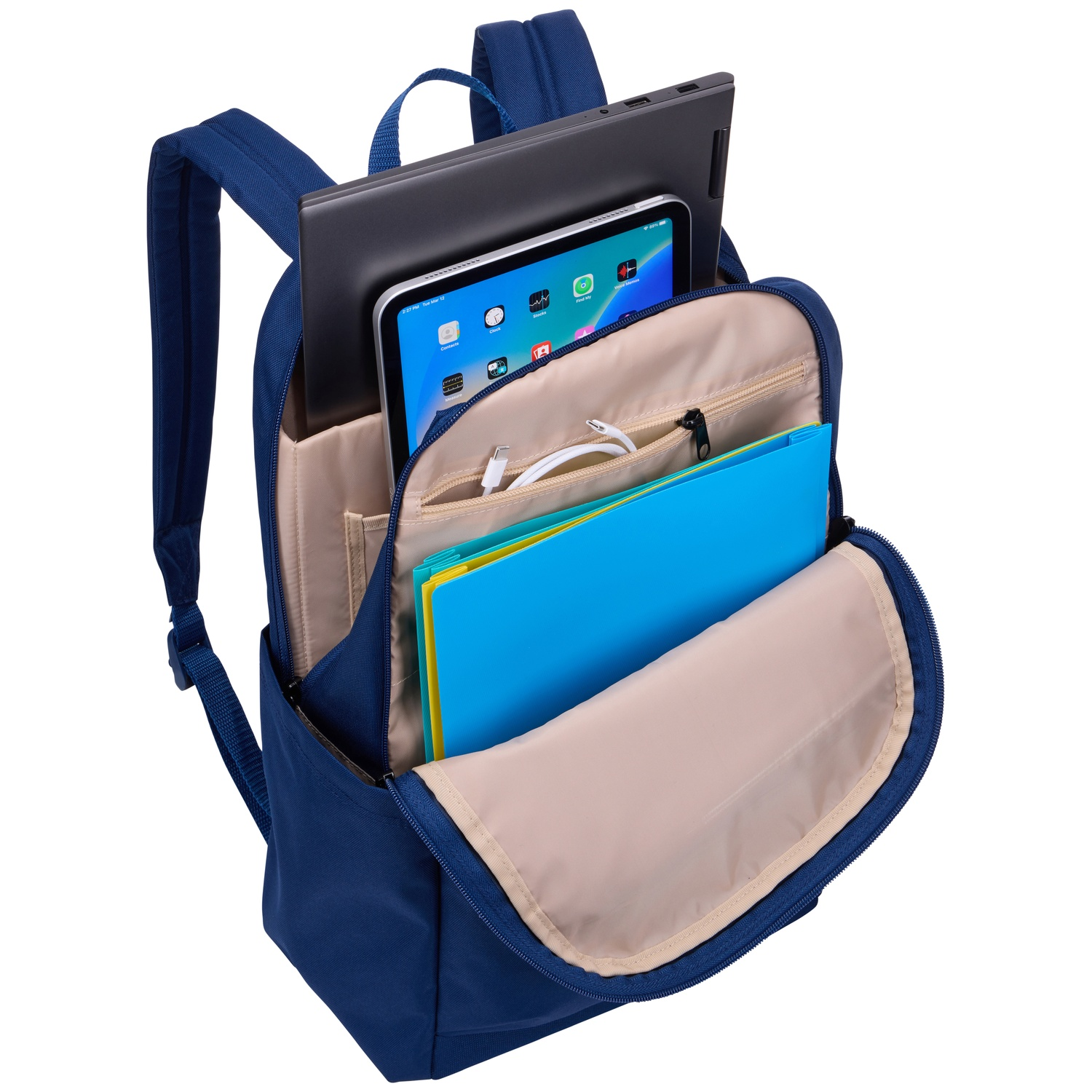 Sac à dos bleu marine ouvert avec ordinateur portable, tablette, dossiers et chargeur à l'intérieur. Intérieur beige, extérieur bleu et appareils noirs.