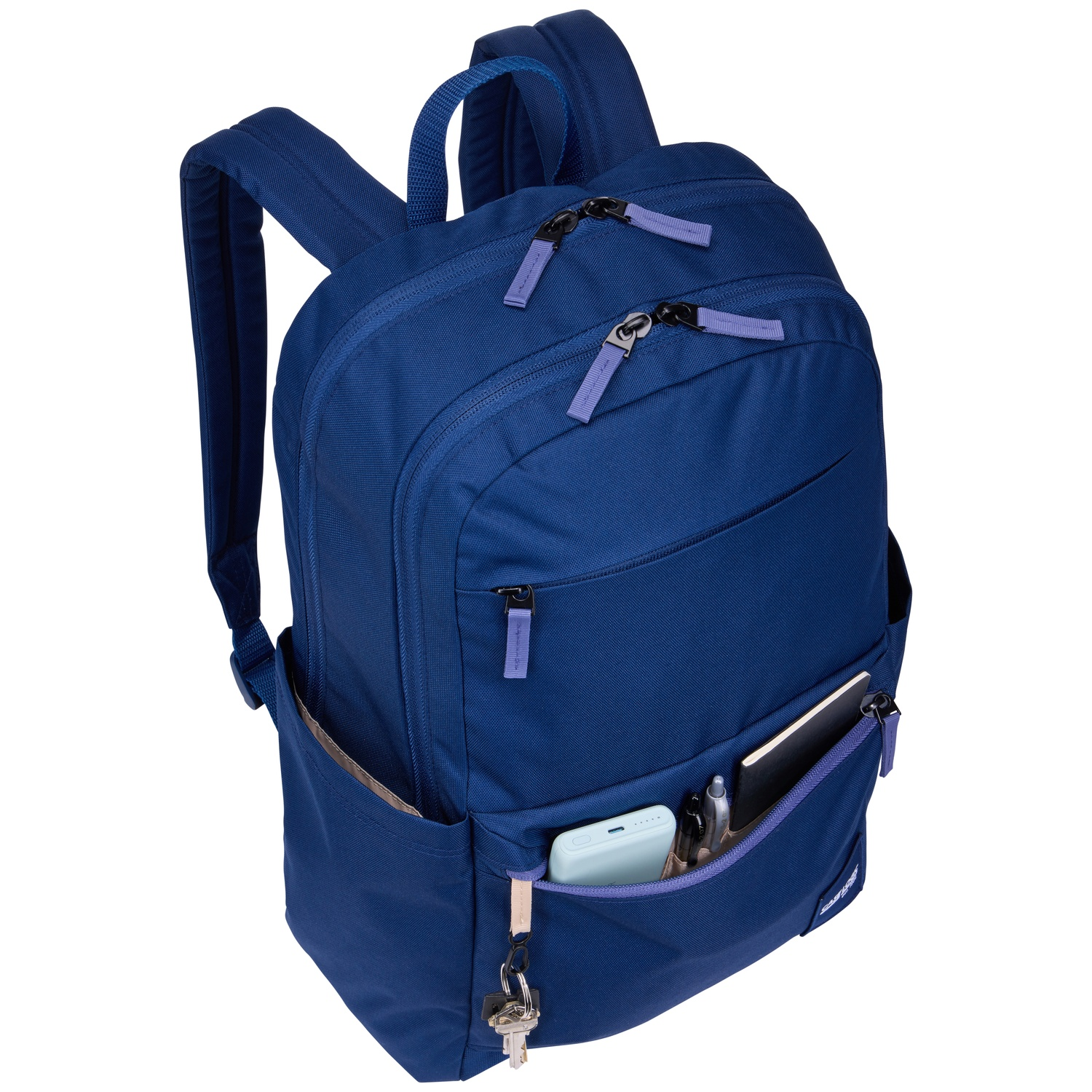 Un sac à dos bleu avec plusieurs compartiments. Des clés sont suspendues à une poche latérale. À l'intérieur, il y a un téléphone, des stylos et un cahier.
