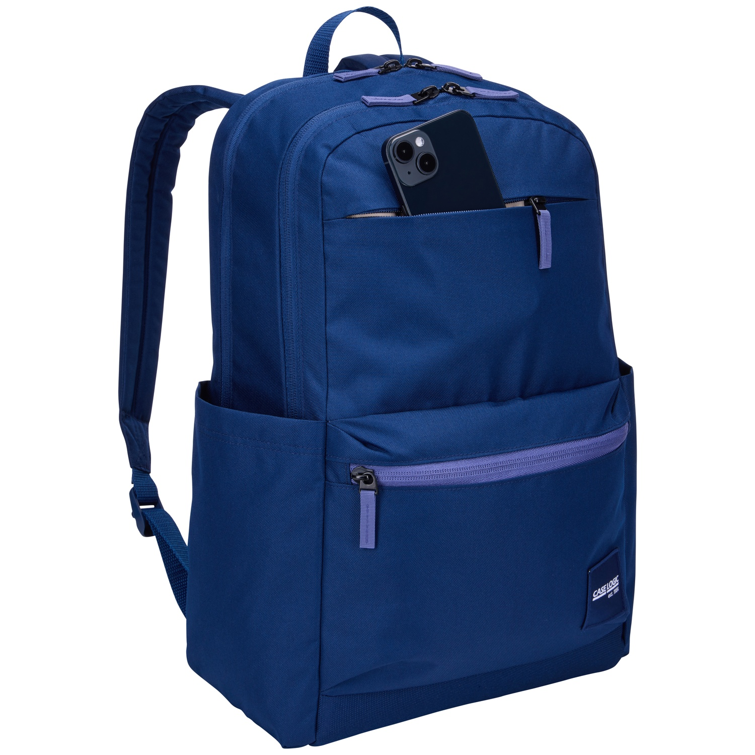 Un sac à dos bleu marine avec des fermetures éclair violettes et un téléphone dans la poche avant. Le sac a deux bretelles et une poignée.
