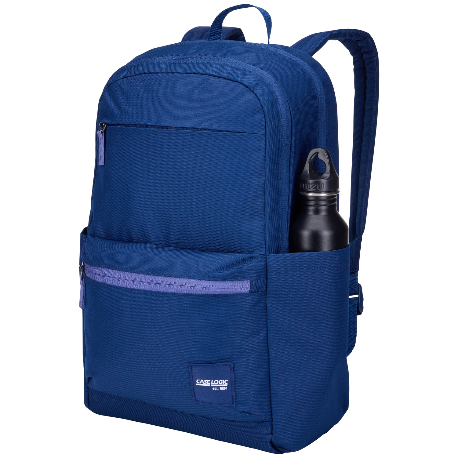 Un sac à dos bleu marine avec une bouteille d'eau noire dans la poche latérale. Le sac a une fermeture éclair violette et le logo de la marque.