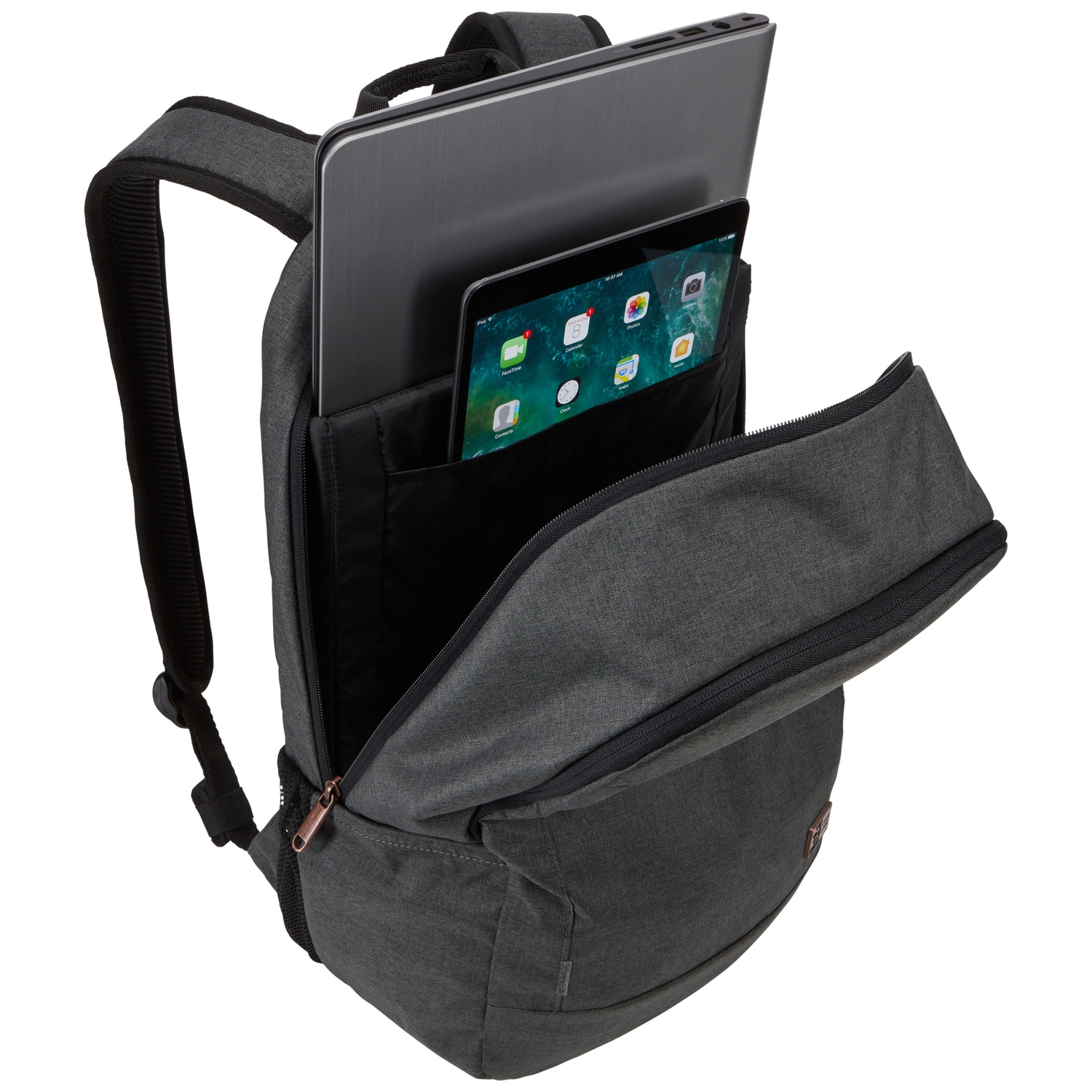 Un sac à dos gris avec un ordinateur portable et une tablette à l'intérieur. Le sac à dos est ouvert, montrant les appareils. Le fond est blanc.