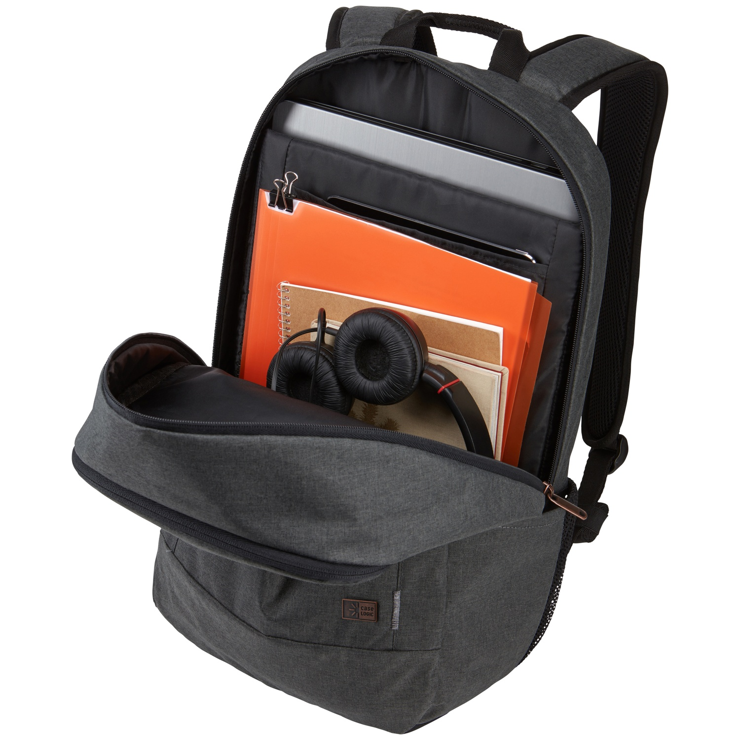 Sac à dos gris ouvert rempli d'un ordinateur portable, de dossiers orange, de cahiers et d'un casque. Logo Case Logic visible.
