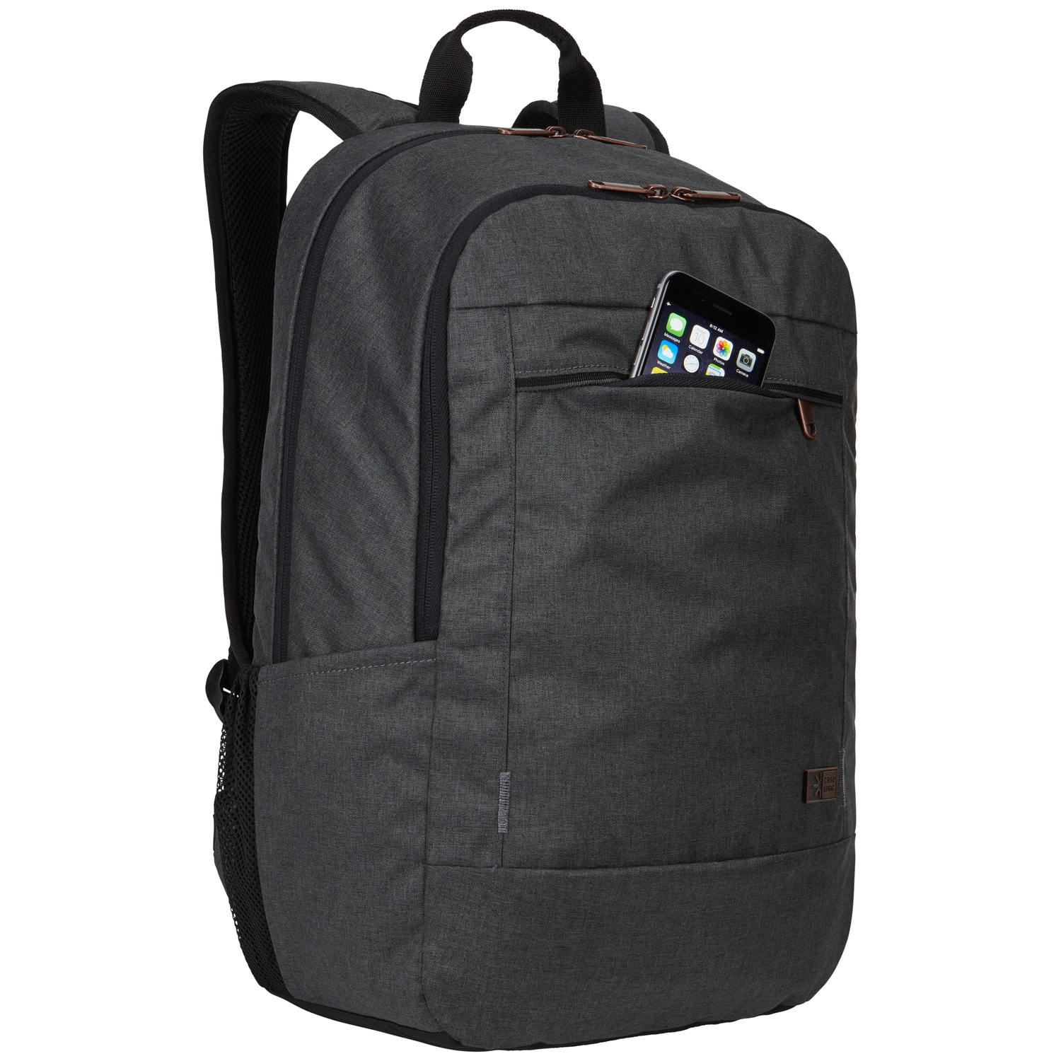 Un sac à dos gris avec un téléphone dans la poche avant. Le téléphone affiche des applications. Le sac a des bretelles noires et une poignée. Fond blanc.