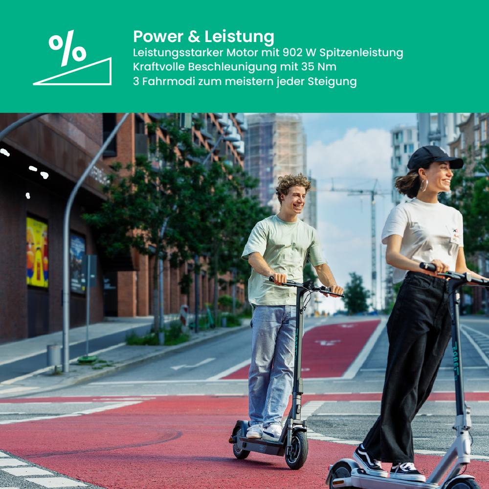Zwei Personen fahren mit Elektrorollern über einen roten Zebrastreifen. Gebäude und Bäume sind im Hintergrund. Text wirbt für Leistung.