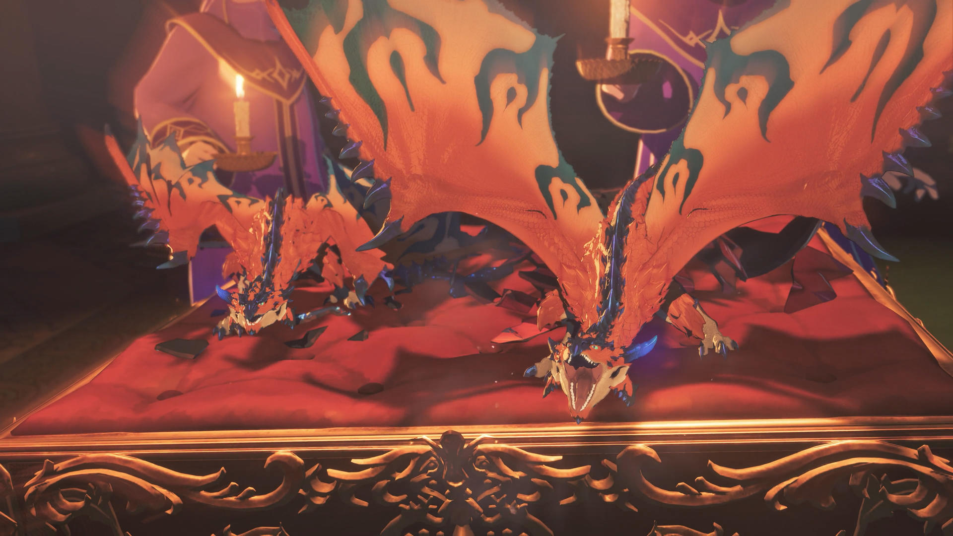 Zwei orangefarbene Drachen mit blauen Akzenten auf roter Oberfläche. Hintergrund mit Kerze, lila Tuch und verziertem Gold.