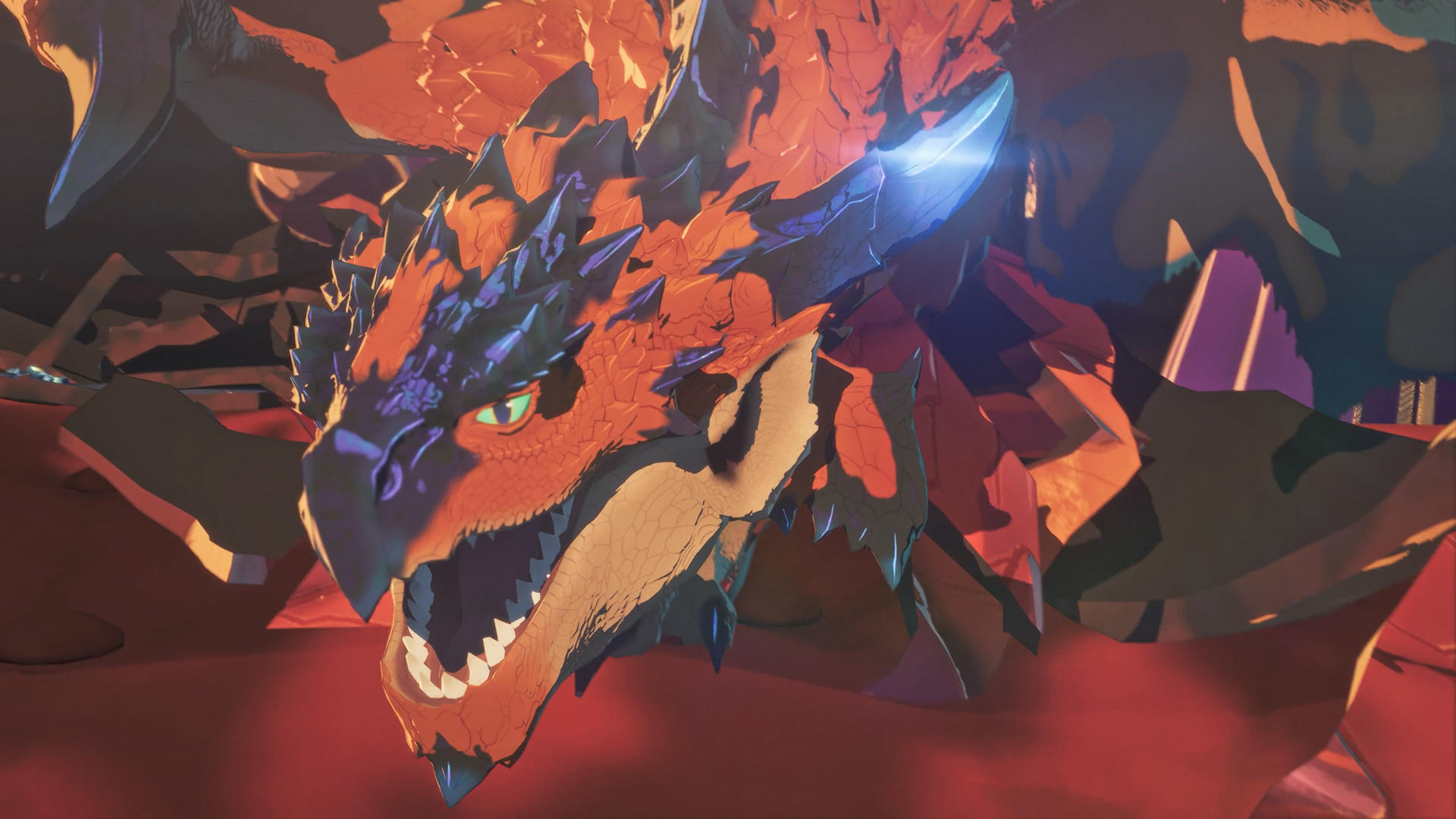 Nahaufnahme eines Drachenkopfes mit orangefarbenen und blauen Schuppen. Der Drache hat ein offenes Maul und ein blau leuchtendes Horn.