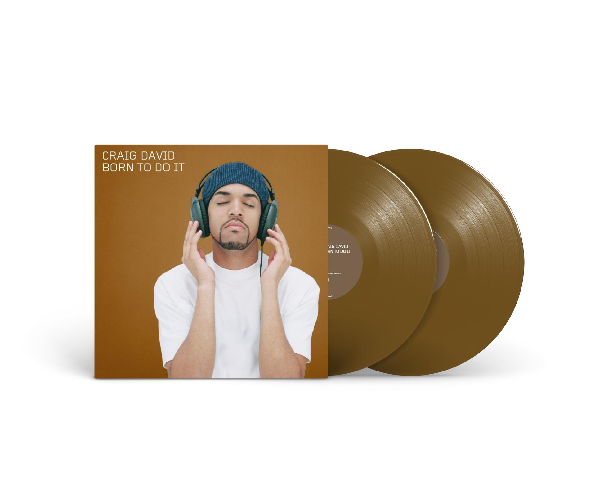 Mann mit Kopfhörern, Albumcover mit 'Born to do it' und zwei Schallplatten auf weißem Hintergrund.