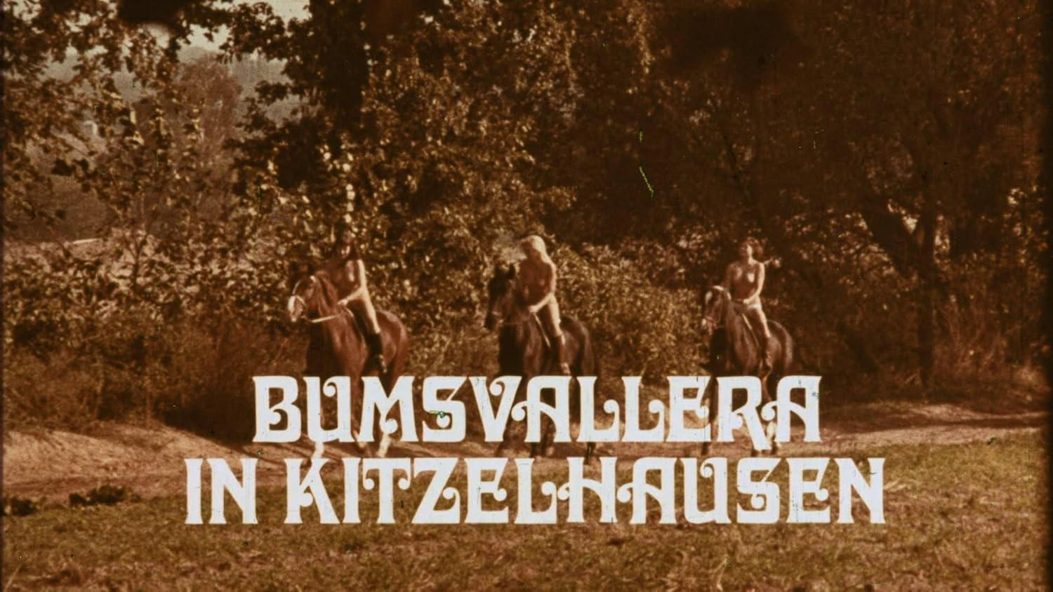 Drei Personen reiten in einem Wald auf Pferden. Der Titel 'BUMSVALLERA IN KITZELHAUSEN' steht unten.